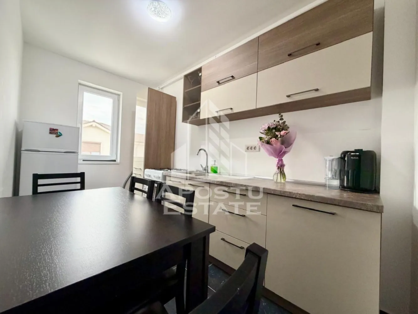 Apartament cu o camera, centrala proprie, loc de parcare, zona Giroc - APOSTU ESTATE va propune spre inchiriere un apartament spatios si elegant, cu o camera, situat intr-o zona linistita si bine conectata din Giroc, ideal pentru cupluri sau persoane singure care doresc un spatiu modern si spatios.

Suprafata utila:34 mp
Compartimentare eficienta:
- Hol de acces generos
- Bucatarie complet mobilata si utilata, cu loc de luat masa
- Camera principala cu canapea extensibila si televizor
- Baie cu cada si geam pentru ventilatie naturala
- Balcon deschis de 4 mp

Confort si facilitati:
- Centrala termica proprie pe gaz
- Aer conditionat
- Loc de parcare inclus in pret

Apartamentul este complet mobilat si utilat

Localizare: Zona Giroc – liniste, acces facil spre oras, in apropiere de magazine, scoli si mijloace de transport in comun.

Ideal pentru:
Cupluri
Profesionisti care lucreaza remote sau au nevoie de birou acasa

Programeaza o vizionare!
ID intern: CP2787137
