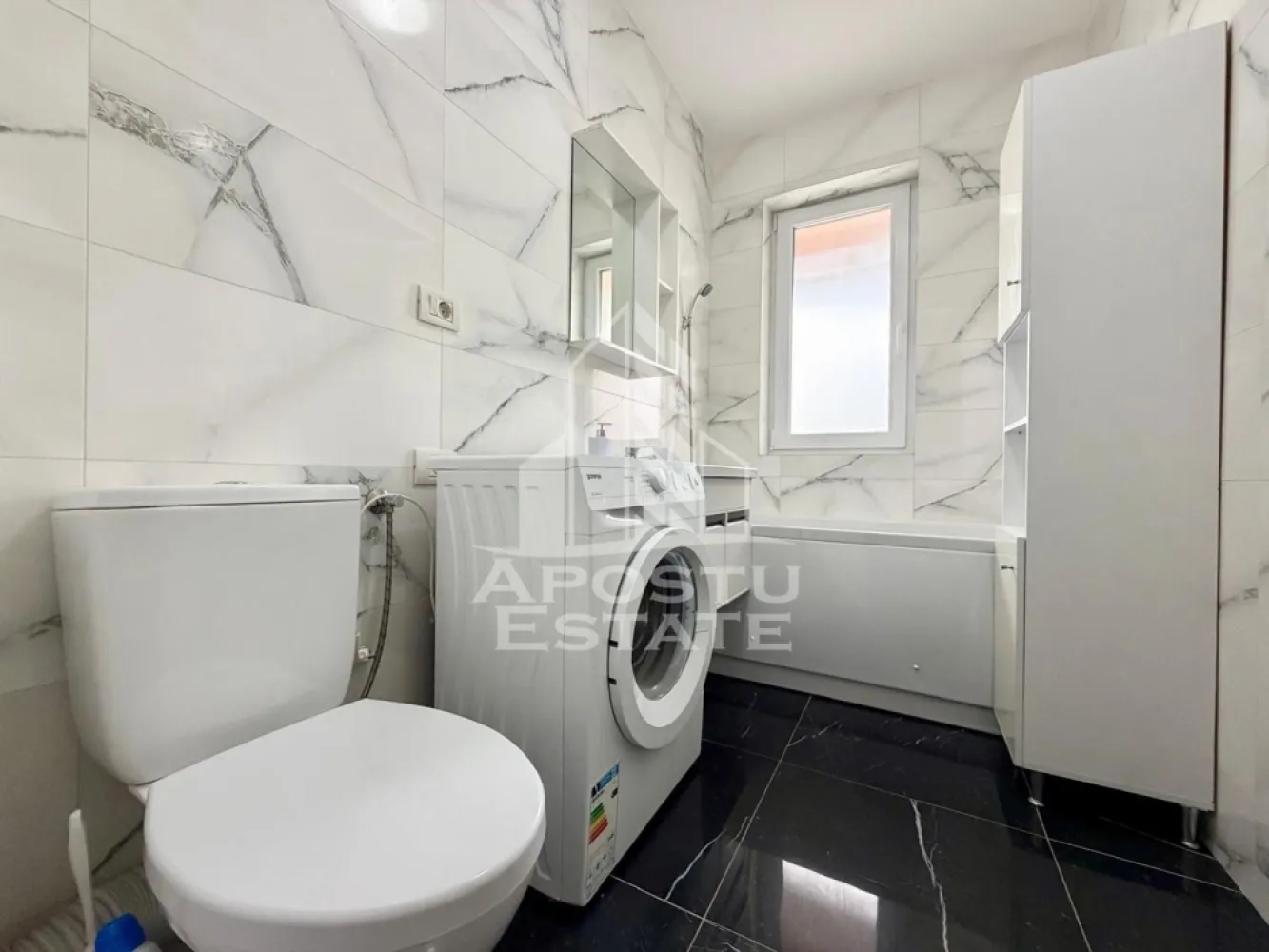 Apartament cu o camera, centrala proprie, loc de parcare, zona Giroc - APOSTU ESTATE va propune spre inchiriere un apartament spatios si elegant, cu o camera, situat intr-o zona linistita si bine conectata din Giroc, ideal pentru cupluri sau persoane singure care doresc un spatiu modern si spatios.

Suprafata utila:34 mp
Compartimentare eficienta:
- Hol de acces generos
- Bucatarie complet mobilata si utilata, cu loc de luat masa
- Camera principala cu canapea extensibila si televizor
- Baie cu cada si geam pentru ventilatie naturala
- Balcon deschis de 4 mp

Confort si facilitati:
- Centrala termica proprie pe gaz
- Aer conditionat
- Loc de parcare inclus in pret

Apartamentul este complet mobilat si utilat

Localizare: Zona Giroc – liniste, acces facil spre oras, in apropiere de magazine, scoli si mijloace de transport in comun.

Ideal pentru:
Cupluri
Profesionisti care lucreaza remote sau au nevoie de birou acasa

Programeaza o vizionare!
ID intern: CP2787137
