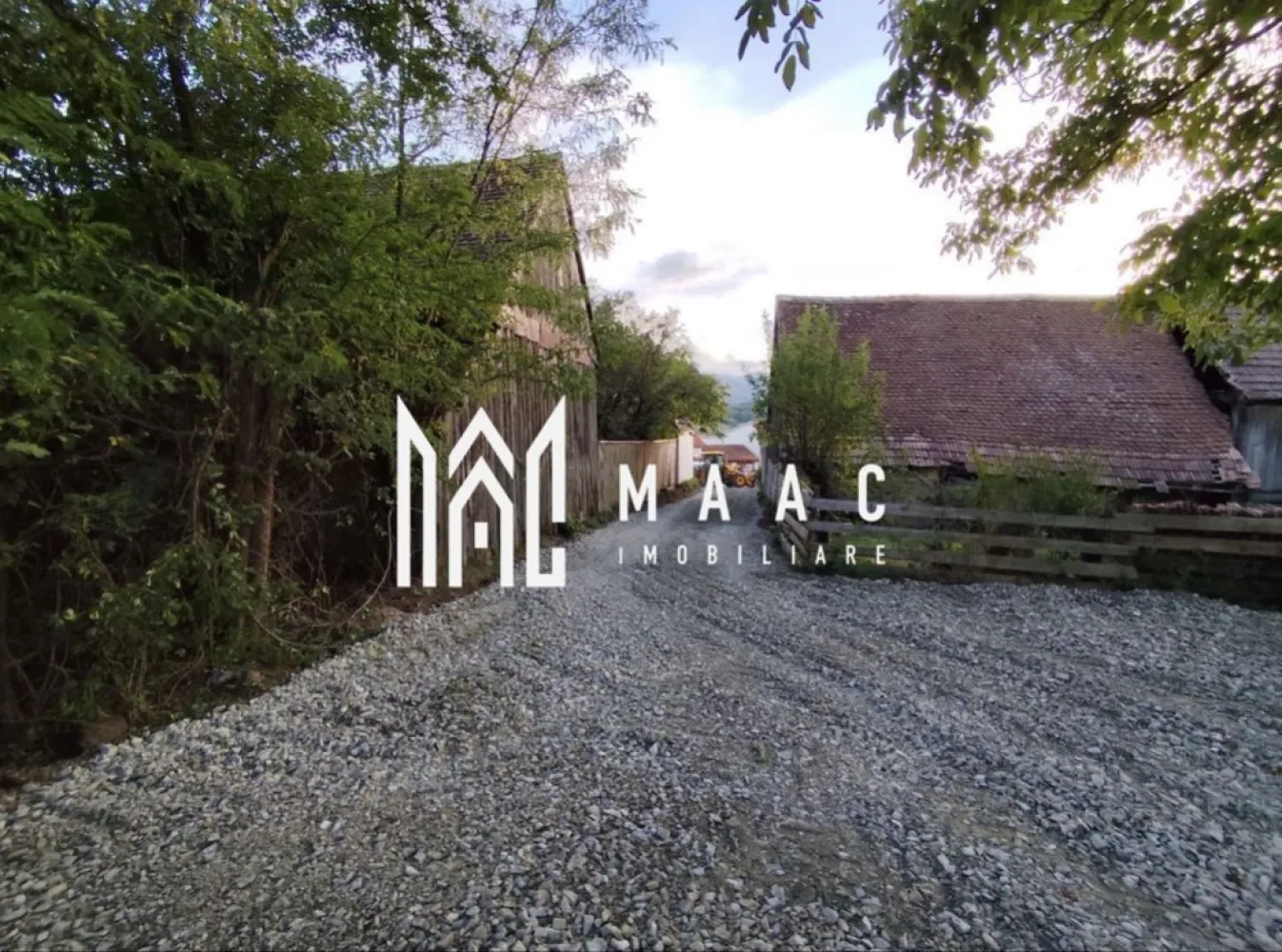 Casă de renovat I teren 1400 mp I Livadă I Central Săcel - Proprietate situată în centrul satului Săcel, amplasată într-o zonă liniștită, cu acces rapid către magazine, școală și biserică. Imobilul este compus din: - Casă veche, ce necesită renovare, potrivită pentru un proiect personalizat. - Livadă de meri, un teren generos de 1.400 mp. - Utilități disponibile pe proprietate: branșamente noi la curent electric, apă și canalizare. Proprietatea oferă potențial atât pentru renovarea construcției existente, cât și pentru edificarea unei case de vacanță sau locuințe permanente. Terenul permite, de asemenea, dezvoltarea unei mici gospodării sau a unei pensiuni rurale. Pentru informații suplimentare sau programarea unei vizionări, contactați MAAC Imobiliare specificând ID CP2878884. }}