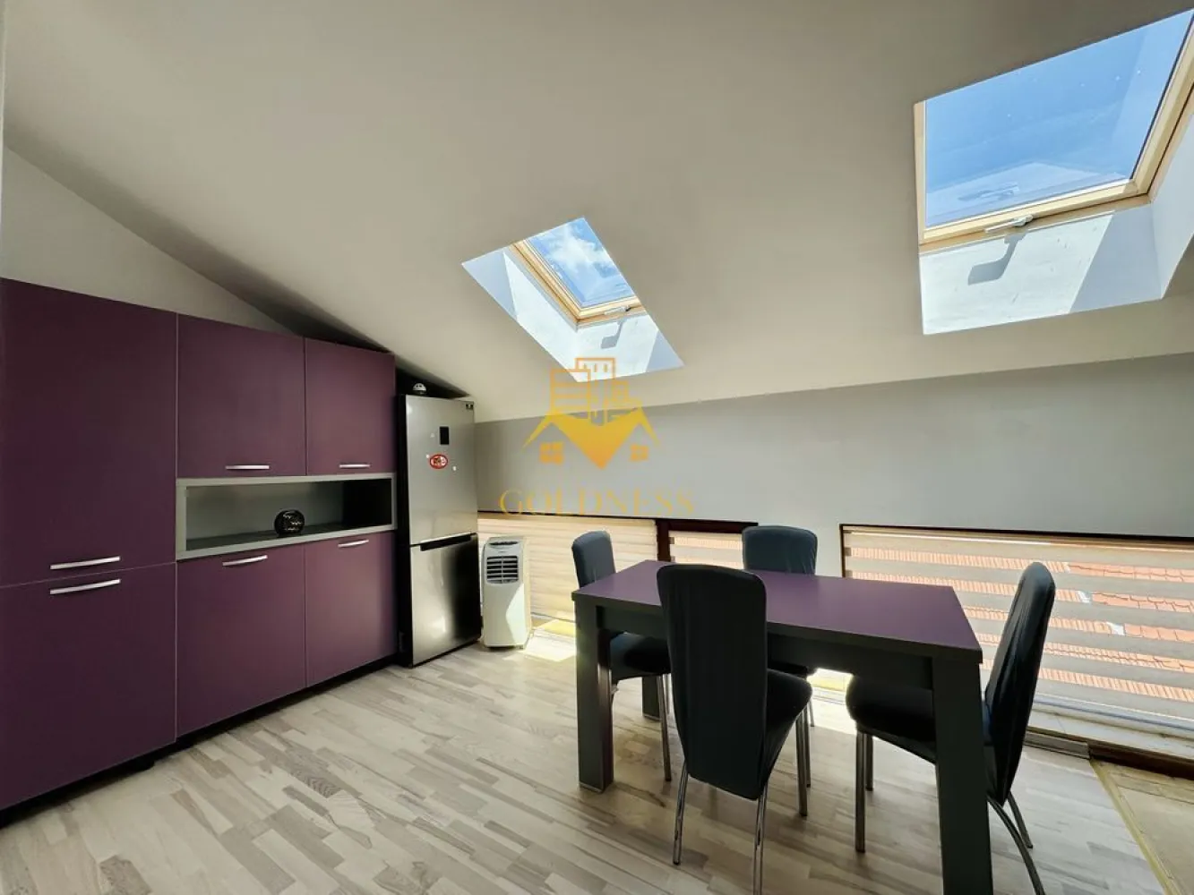 2 camere, Grigorescu, Donath, FESM, Iuliu Hațieganu, Pet Friendly - GOLDNESS Imobiliare vă propune spre închiriere un apartament cu 2 camere complet mobilat și utilat, la etajul 4 într-un imobil de 4 etaje, în Cartierul Grigorescu.
Posibilitate loc de parcare în zona la liber.
Se află în apropierea stațiilor de transport în comun, magazine, restaurante, spații verzi, farmacii, etc. 

Apartamentul este compartimentat astfel:
 - dormitor cu pat matrimonial, dressing, noptiere
 - living cu canapea extensibilă 
 - bucătărie open space complet utilată și mobilată, loc de servit masa 
 - baie cu cabina de dus, calorifer port prosop și dulap pentru depozitare.

Imobilul este dotat cu toate cele necesare- centrală proprie, frigider, aragaz, hotă, mașină de spălat haine, etc. 

Dacă sunteți interesați de acest apartament și doriți să îl vizionați, dar și pentru alte oferte nu ezitați să ne contactați telefonic sau prin e-mail. Vă stăm la dispoziție!
Pentru intermediere se percepe un comision de 50% din prețul chiriei!