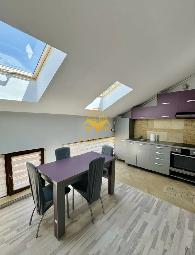 2 camere, Grigorescu, Donath, FESM, Iuliu Hațieganu, Pet Friendly - GOLDNESS Imobiliare vă propune spre închiriere un apartament cu 2 camere complet mobilat și utilat, la etajul 4 într-un imobil de 4 etaje, în Cartierul Grigorescu.
Posibilitate loc de parcare în zona la liber.
Se află în apropierea stațiilor de transport în comun, magazine, restaurante, spații verzi, farmacii, etc. 

Apartamentul este compartimentat astfel:
 - dormitor cu pat matrimonial, dressing, noptiere
 - living cu canapea extensibilă 
 - bucătărie open space complet utilată și mobilată, loc de servit masa 
 - baie cu cabina de dus, calorifer port prosop și dulap pentru depozitare.

Imobilul este dotat cu toate cele necesare- centrală proprie, frigider, aragaz, hotă, mașină de spălat haine, etc. 

Dacă sunteți interesați de acest apartament și doriți să îl vizionați, dar și pentru alte oferte nu ezitați să ne contactați telefonic sau prin e-mail. Vă stăm la dispoziție!
Pentru intermediere se percepe un comision de 50% din prețul chiriei!