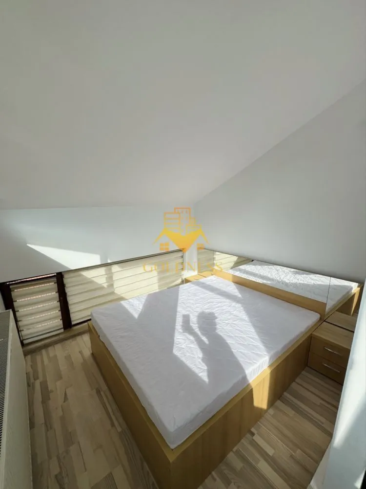 2 camere, Grigorescu, Donath, FESM, Iuliu Hațieganu, Pet Friendly - GOLDNESS Imobiliare vă propune spre închiriere un apartament cu 2 camere complet mobilat și utilat, la etajul 4 într-un imobil de 4 etaje, în Cartierul Grigorescu.
Posibilitate loc de parcare în zona la liber.
Se află în apropierea stațiilor de transport în comun, magazine, restaurante, spații verzi, farmacii, etc. 

Apartamentul este compartimentat astfel:
 - dormitor cu pat matrimonial, dressing, noptiere
 - living cu canapea extensibilă 
 - bucătărie open space complet utilată și mobilată, loc de servit masa 
 - baie cu cabina de dus, calorifer port prosop și dulap pentru depozitare.

Imobilul este dotat cu toate cele necesare- centrală proprie, frigider, aragaz, hotă, mașină de spălat haine, etc. 

Dacă sunteți interesați de acest apartament și doriți să îl vizionați, dar și pentru alte oferte nu ezitați să ne contactați telefonic sau prin e-mail. Vă stăm la dispoziție!
Pentru intermediere se percepe un comision de 50% din prețul chiriei!