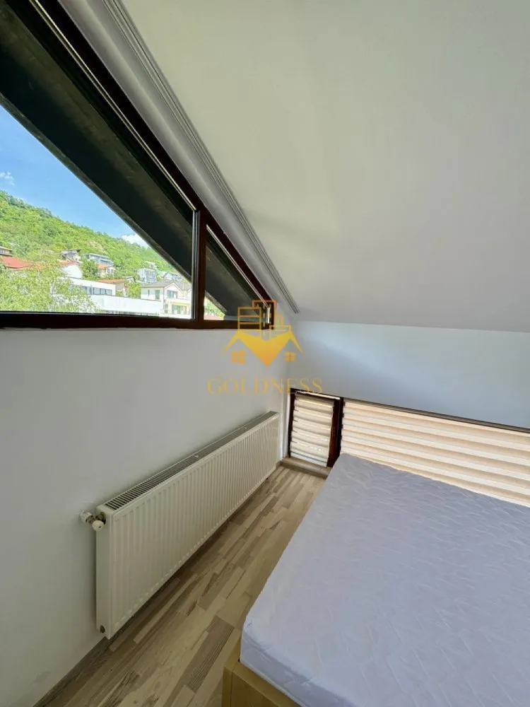 2 camere, Grigorescu, Donath, FESM, Iuliu Hațieganu, Pet Friendly - GOLDNESS Imobiliare vă propune spre închiriere un apartament cu 2 camere complet mobilat și utilat, la etajul 4 într-un imobil de 4 etaje, în Cartierul Grigorescu.
Posibilitate loc de parcare în zona la liber.
Se află în apropierea stațiilor de transport în comun, magazine, restaurante, spații verzi, farmacii, etc. 

Apartamentul este compartimentat astfel:
 - dormitor cu pat matrimonial, dressing, noptiere
 - living cu canapea extensibilă 
 - bucătărie open space complet utilată și mobilată, loc de servit masa 
 - baie cu cabina de dus, calorifer port prosop și dulap pentru depozitare.

Imobilul este dotat cu toate cele necesare- centrală proprie, frigider, aragaz, hotă, mașină de spălat haine, etc. 

Dacă sunteți interesați de acest apartament și doriți să îl vizionați, dar și pentru alte oferte nu ezitați să ne contactați telefonic sau prin e-mail. Vă stăm la dispoziție!
Pentru intermediere se percepe un comision de 50% din prețul chiriei!