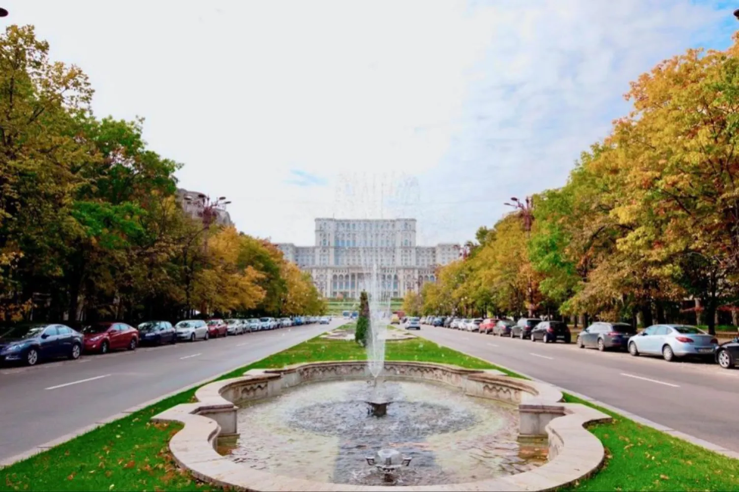 Apartament Unirii, Palatul parlamentului, Metrou la 2 min, Proprietar - Apartamentul are 2 camere cu balcon, suprafața utilă de 64 m2. La etajul 1, direct pe Bulevardul Unirii fântâni, lingă palatul parlamentului vedere spate spre parcul tribunalului, recent renovat. mobila complet nouă. electrocasnice noi.
Metrou Unirii la 2-3 minute. 
www.brasadas.com.