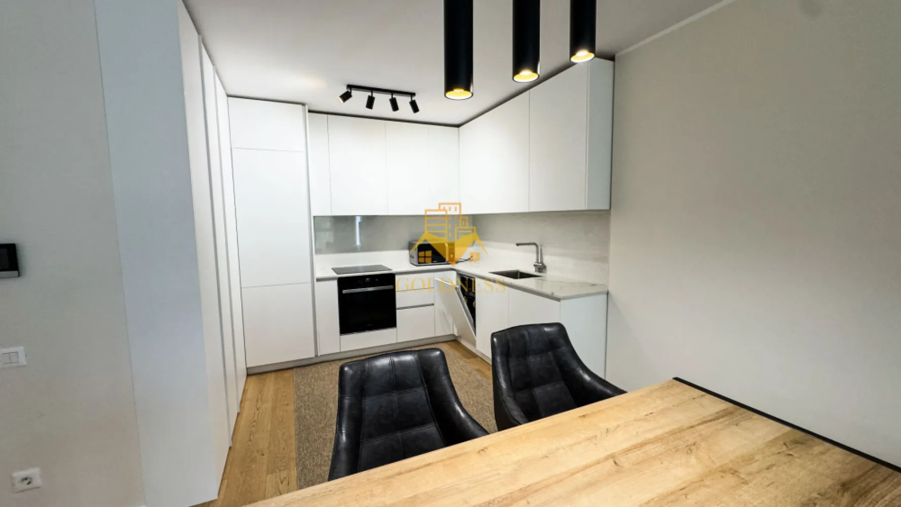 2 camere, premium, parcare, bloc nou,Gheorgheni zona FSEGA,Iulius Mall - GOLDNESS Imobiliare vă propune spre închiriere un apartament cu 2 camere complet mobilat și utilat, la etajul 2 într-un imobil de 6 etaje, în cartierul Gheorgheni. 

Apartamentul este compartimentat astfel:
 - dormitor cu pat matrimonial, dressing, noptiere

 - living cu bucatarie open-space complet utilată, canapea extensibilă, loc de servit masa 

 - baie cu cabina de dus, calorifer port prosop inox și dulap pentru depozitare.

 - terasa de 11 mp.

Imobilul este dotat cu toate cele necesare- centrală proprie, mașină de spălat haine, frigider, plită electrică, hotă, etc. 

Se află în apropierea stațiilor de transport în comun, magazine, restaurante, spații verzi, farmacii, etc. 

Dispune de parcare subterana !

Dacă sunteți interesați de acest apartament și doriți să îl vizionați, dar și pentru alte oferte sau detalii nu ezitați să ne contactați telefonic sau prin e-mail. Vă stăm la dispoziție!