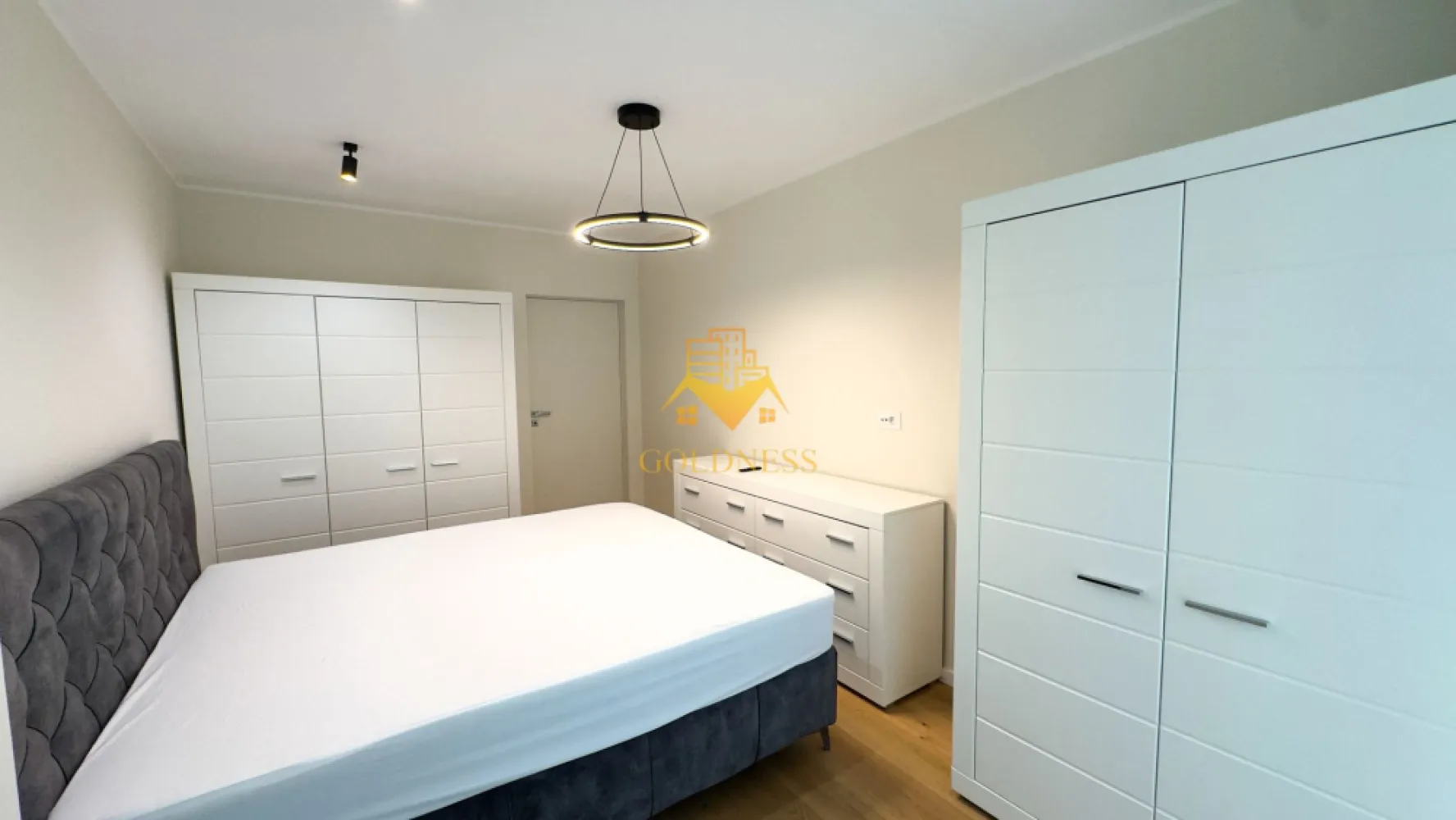 2 camere, premium, parcare, bloc nou,Gheorgheni zona FSEGA,Iulius Mall - GOLDNESS Imobiliare vă propune spre închiriere un apartament cu 2 camere complet mobilat și utilat, la etajul 2 într-un imobil de 6 etaje, în cartierul Gheorgheni. 

Apartamentul este compartimentat astfel:
 - dormitor cu pat matrimonial, dressing, noptiere

 - living cu bucatarie open-space complet utilată, canapea extensibilă, loc de servit masa 

 - baie cu cabina de dus, calorifer port prosop inox și dulap pentru depozitare.

 - terasa de 11 mp.

Imobilul este dotat cu toate cele necesare- centrală proprie, mașină de spălat haine, frigider, plită electrică, hotă, etc. 

Se află în apropierea stațiilor de transport în comun, magazine, restaurante, spații verzi, farmacii, etc. 

Dispune de parcare subterana !

Dacă sunteți interesați de acest apartament și doriți să îl vizionați, dar și pentru alte oferte sau detalii nu ezitați să ne contactați telefonic sau prin e-mail. Vă stăm la dispoziție!