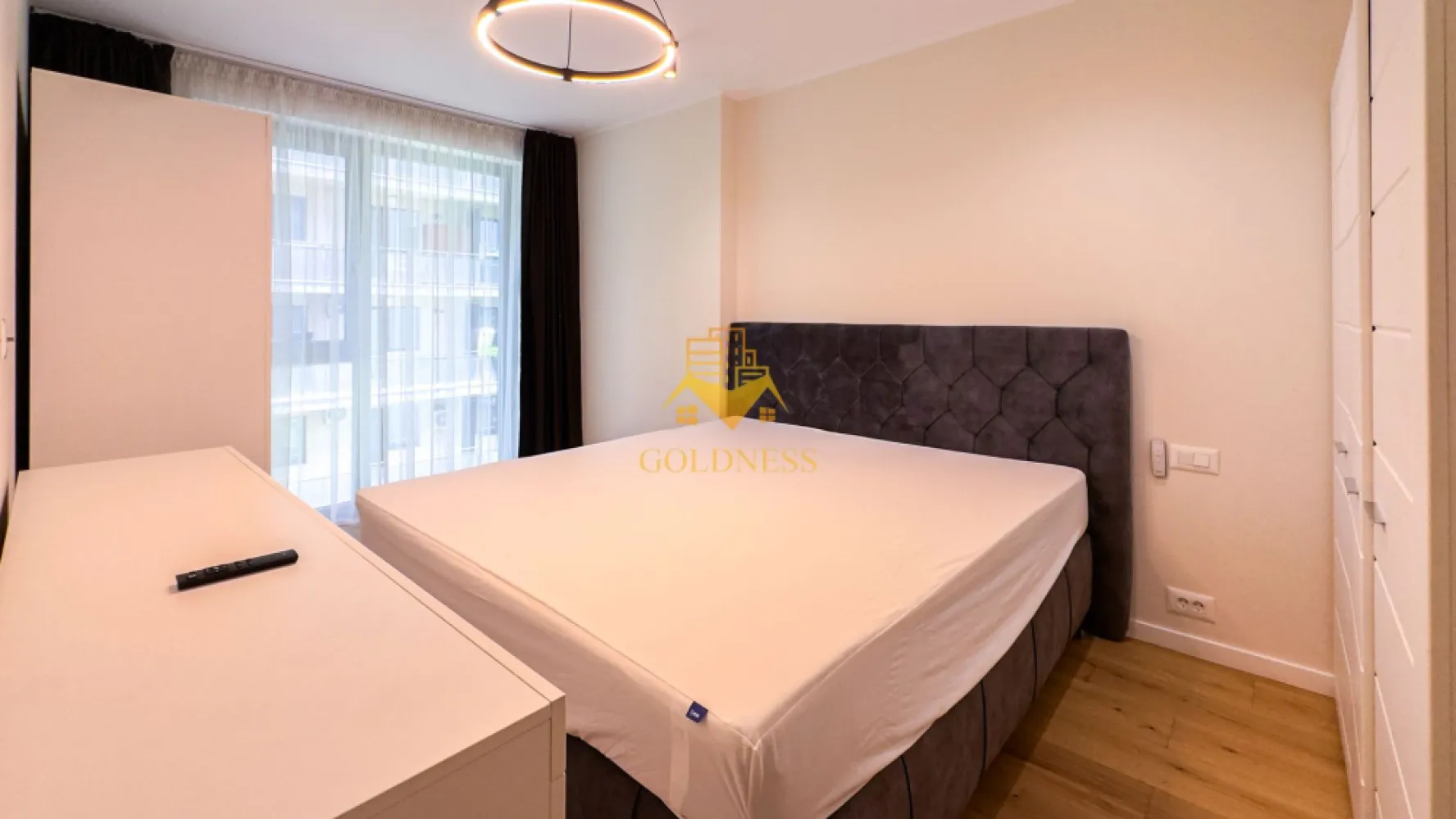 2 camere, premium, parcare, bloc nou,Gheorgheni zona FSEGA,Iulius Mall - GOLDNESS Imobiliare vă propune spre închiriere un apartament cu 2 camere complet mobilat și utilat, la etajul 2 într-un imobil de 6 etaje, în cartierul Gheorgheni. 

Apartamentul este compartimentat astfel:
 - dormitor cu pat matrimonial, dressing, noptiere

 - living cu bucatarie open-space complet utilată, canapea extensibilă, loc de servit masa 

 - baie cu cabina de dus, calorifer port prosop inox și dulap pentru depozitare.

 - terasa de 11 mp.

Imobilul este dotat cu toate cele necesare- centrală proprie, mașină de spălat haine, frigider, plită electrică, hotă, etc. 

Se află în apropierea stațiilor de transport în comun, magazine, restaurante, spații verzi, farmacii, etc. 

Dispune de parcare subterana !

Dacă sunteți interesați de acest apartament și doriți să îl vizionați, dar și pentru alte oferte sau detalii nu ezitați să ne contactați telefonic sau prin e-mail. Vă stăm la dispoziție!