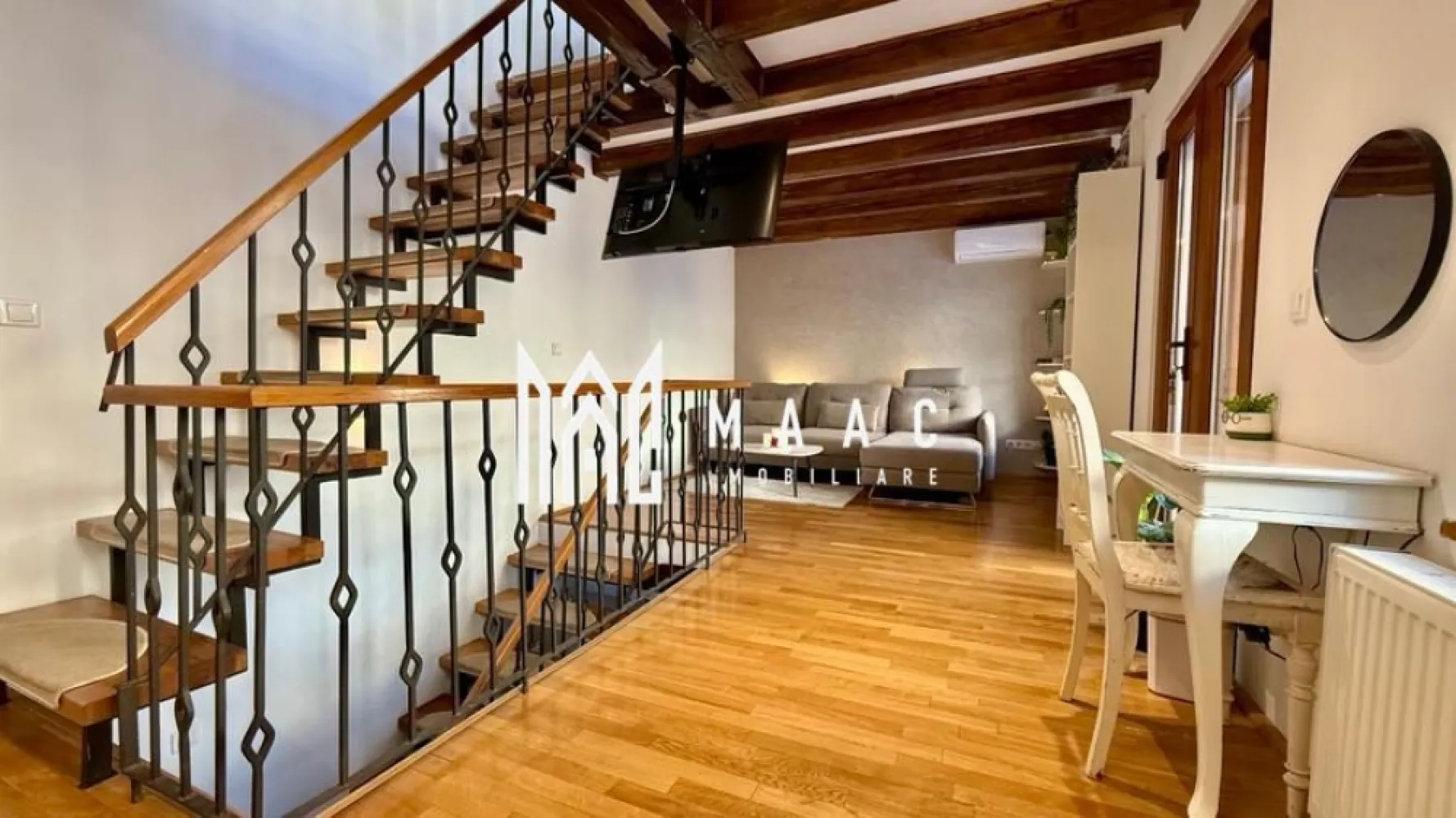 Casă 3 camere I Complet utilată I Curte I Pietonala Bălcescu - MAAC Imobiliare vă propune spre închiriere o proprietate rar întâlnită în centrul istoric al Sibiului: o casă cu curte proprie, amplasată în inima orașului, pe strada Nicolae Bălcescu. Locuința este dispusă pe 3 niveluri, compartimentată în felul următor: Parter - Living, bucătărie, baie de serviciu (WC + chiuvetă) Etaj - Cameră multifuncțională (ideală ca birou sau zonă de relaxare) Mansardă - Dormitor, baie cu duș Avantaje ale proprietății: - Mobilată și utilată, - Curte proprie - Localizare ultracentrală - Acces rapid la restaurante, cafenele, magazine și obiective turistice Proprietatea este disponibilă pentru închiriere pe termen mediu sau lung, începând cu 1 Martie 2026. Pentru detalii suplimentare și programarea unei vizionări, vă invităm să ne contactati specificând ID CP2884650. }}