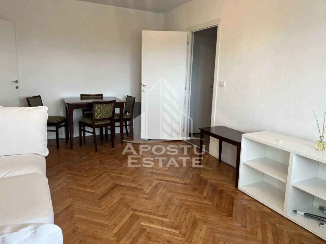 Apartament cu 2 camere, balcon, zona Garii - Agentia Imobiliara APOSTU ESTATE va ofera spre inchiriere un apartament cu 2 camere, situat in zona Garii.

Acest apartament cu o suprafata de 50 mp dispune de urmatoarele facilitati:
- Bucatarie spatioasa, complet utilata, cu loc de luat masa;
- Hol de acces;
- Sufragerie luminoasa;
- Dormitor mobilat cu pat matrimonial;
- Baie dotata cu cada;
-Clima.

Confortul termic este asigurat de centrala proprie pe gaz. Apartamentul se bucura de o pozitionare privilegiata, oferind acces rapid la diverse puncte de interes din zona:
- Centru orasului la 10 minute distanta;
-Supermarketuri;
-Benzinarie.

Va invitam cu drag sa programati o vizionare pentru a aprecia personal toate facilitatile si avantajele acestui apartament.
Disponibil de la finalul lunii iunie.

ID intern: CP2464977!