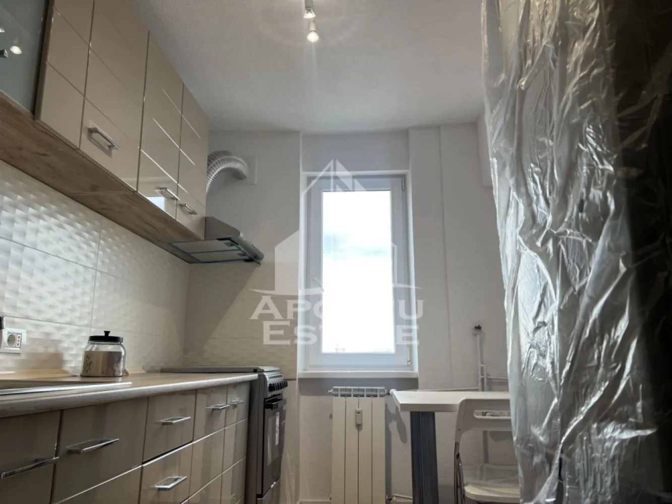 Apartament cu 2 camere, balcon, zona Garii - Agentia Imobiliara APOSTU ESTATE va ofera spre inchiriere un apartament cu 2 camere, situat in zona Garii.

Acest apartament cu o suprafata de 50 mp dispune de urmatoarele facilitati:
- Bucatarie spatioasa, complet utilata, cu loc de luat masa;
- Hol de acces;
- Sufragerie luminoasa;
- Dormitor mobilat cu pat matrimonial;
- Baie dotata cu cada;
-Clima.

Confortul termic este asigurat de centrala proprie pe gaz. Apartamentul se bucura de o pozitionare privilegiata, oferind acces rapid la diverse puncte de interes din zona:
- Centru orasului la 10 minute distanta;
-Supermarketuri;
-Benzinarie.

Va invitam cu drag sa programati o vizionare pentru a aprecia personal toate facilitatile si avantajele acestui apartament.
Disponibil de la finalul lunii iunie.

ID intern: CP2464977!