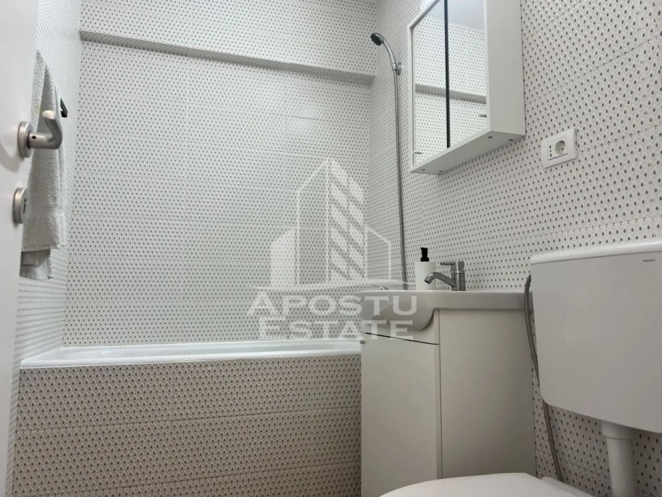Apartament cu 2 camere, balcon, zona Garii - Agentia Imobiliara APOSTU ESTATE va ofera spre inchiriere un apartament cu 2 camere, situat in zona Garii.

Acest apartament cu o suprafata de 50 mp dispune de urmatoarele facilitati:
- Bucatarie spatioasa, complet utilata, cu loc de luat masa;
- Hol de acces;
- Sufragerie luminoasa;
- Dormitor mobilat cu pat matrimonial;
- Baie dotata cu cada;
-Clima.

Confortul termic este asigurat de centrala proprie pe gaz. Apartamentul se bucura de o pozitionare privilegiata, oferind acces rapid la diverse puncte de interes din zona:
- Centru orasului la 10 minute distanta;
-Supermarketuri;
-Benzinarie.

Va invitam cu drag sa programati o vizionare pentru a aprecia personal toate facilitatile si avantajele acestui apartament.
Disponibil de la finalul lunii iunie.

ID intern: CP2464977!