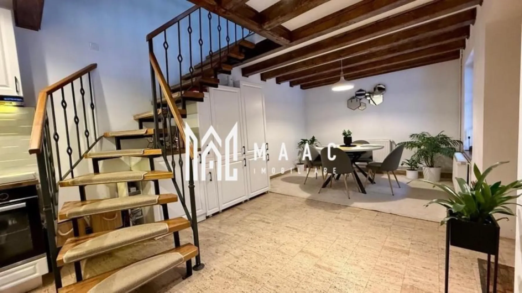 Casă 3 camere I Complet utilată I Curte I Pietonala Bălcescu - MAAC Imobiliare vă propune spre închiriere o proprietate rar întâlnită în centrul istoric al Sibiului: o casă cu curte proprie, amplasată în inima orașului, pe strada Nicolae Bălcescu. Locuința este dispusă pe 3 niveluri, compartimentată în felul următor: Parter - Living, bucătărie, baie de serviciu (WC + chiuvetă) Etaj - Cameră multifuncțională (ideală ca birou sau zonă de relaxare) Mansardă - Dormitor, baie cu duș Avantaje ale proprietății: - Mobilată și utilată, - Curte proprie - Localizare ultracentrală - Acces rapid la restaurante, cafenele, magazine și obiective turistice Proprietatea este disponibilă pentru închiriere pe termen mediu sau lung, începând cu 1 Martie 2026. Pentru detalii suplimentare și programarea unei vizionări, vă invităm să ne contactati specificând ID CP2884650. }}