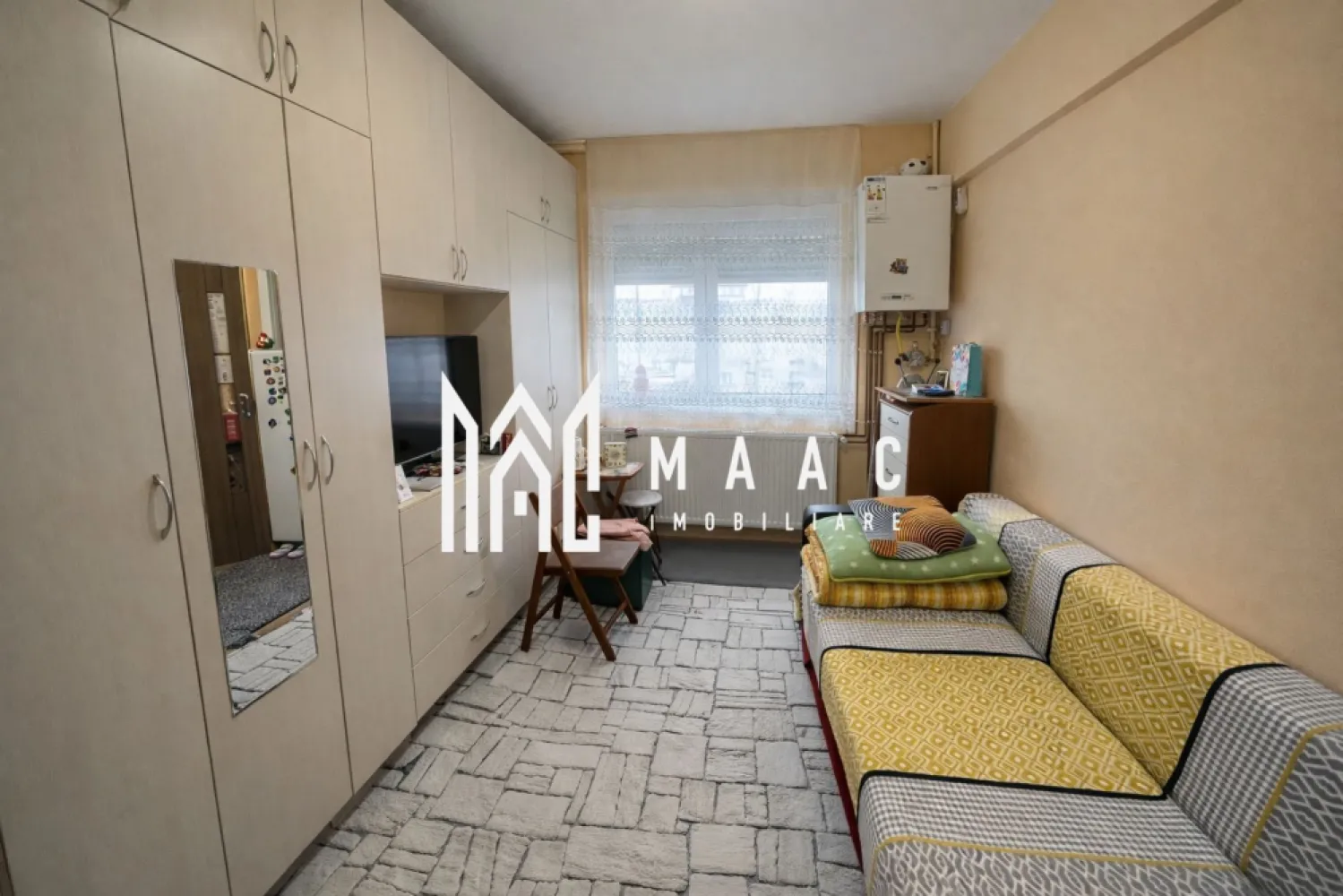 Garsonieră | Etaj Intermediar | Mobilată și Utilată | Lazaret - Maac Imobiliare prezintă spre vânzare o garsonieră modernă, situată în zona Ipas din Sibiu, la etajul 4 al unui imobil cu 5 etaje. Proprietatea reprezintă o alegere excelentă atât pentru locuire personală, cât și pentru investiție

Garsoniera are o suprafață utilă de 20 mp și este pregătită pentru mutare imediată, fiind amenajată eficient pentru un confort optim.

Dotări și beneficii:

Centrală termică proprie pe gaz

Electrocasnice funcționale

Mobilier modern, spațiu bine organizat

Zonă liniștită

Acces facil către mijloace de transport în comun, magazine și alte puncte de interes

Această proprietate este ideală pentru cei care caută un spațiu compact, practic și cu potențial foarte bun de investiție.

Pentru mai multe informații și programarea unei vizionări, vă rugăm să menționați ID anunț: CP3117727.