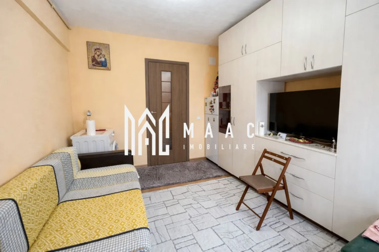 Garsonieră | Etaj Intermediar | Mobilată și Utilată | Lazaret - Maac Imobiliare prezintă spre vânzare o garsonieră modernă, situată în zona Ipas din Sibiu, la etajul 4 al unui imobil cu 5 etaje. Proprietatea reprezintă o alegere excelentă atât pentru locuire personală, cât și pentru investiție

Garsoniera are o suprafață utilă de 20 mp și este pregătită pentru mutare imediată, fiind amenajată eficient pentru un confort optim.

Dotări și beneficii:

Centrală termică proprie pe gaz

Electrocasnice funcționale

Mobilier modern, spațiu bine organizat

Zonă liniștită

Acces facil către mijloace de transport în comun, magazine și alte puncte de interes

Această proprietate este ideală pentru cei care caută un spațiu compact, practic și cu potențial foarte bun de investiție.

Pentru mai multe informații și programarea unei vizionări, vă rugăm să menționați ID anunț: CP3117727.