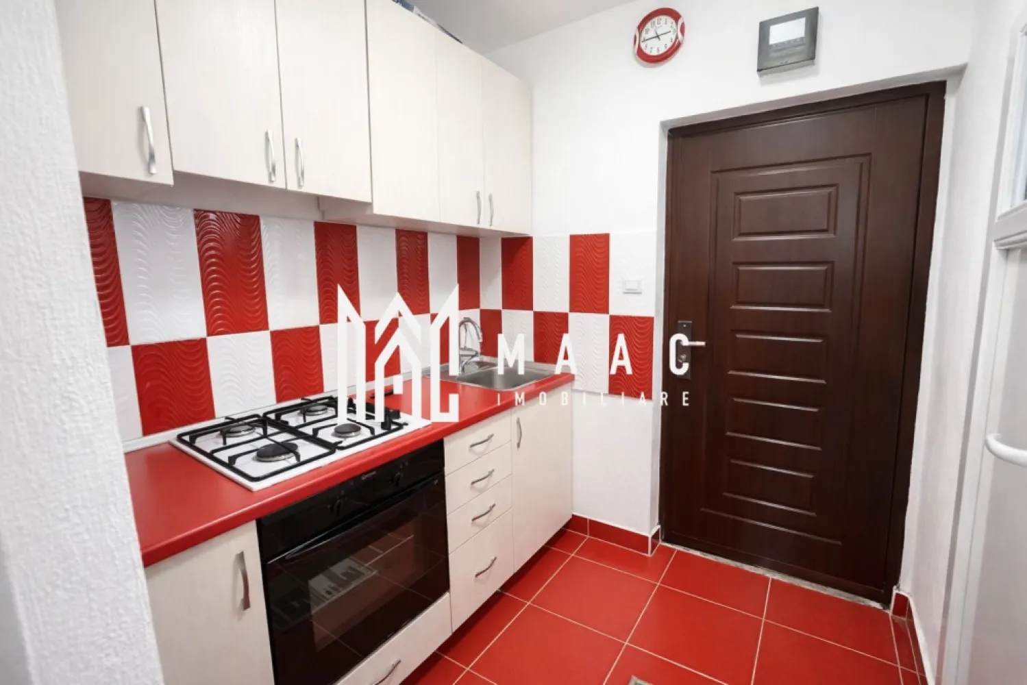 Garsonieră | Etaj Intermediar | Mobilată și Utilată | Lazaret - Maac Imobiliare prezintă spre vânzare o garsonieră modernă, situată în zona Ipas din Sibiu, la etajul 4 al unui imobil cu 5 etaje. Proprietatea reprezintă o alegere excelentă atât pentru locuire personală, cât și pentru investiție

Garsoniera are o suprafață utilă de 20 mp și este pregătită pentru mutare imediată, fiind amenajată eficient pentru un confort optim.

Dotări și beneficii:

Centrală termică proprie pe gaz

Electrocasnice funcționale

Mobilier modern, spațiu bine organizat

Zonă liniștită

Acces facil către mijloace de transport în comun, magazine și alte puncte de interes

Această proprietate este ideală pentru cei care caută un spațiu compact, practic și cu potențial foarte bun de investiție.

Pentru mai multe informații și programarea unei vizionări, vă rugăm să menționați ID anunț: CP3117727.