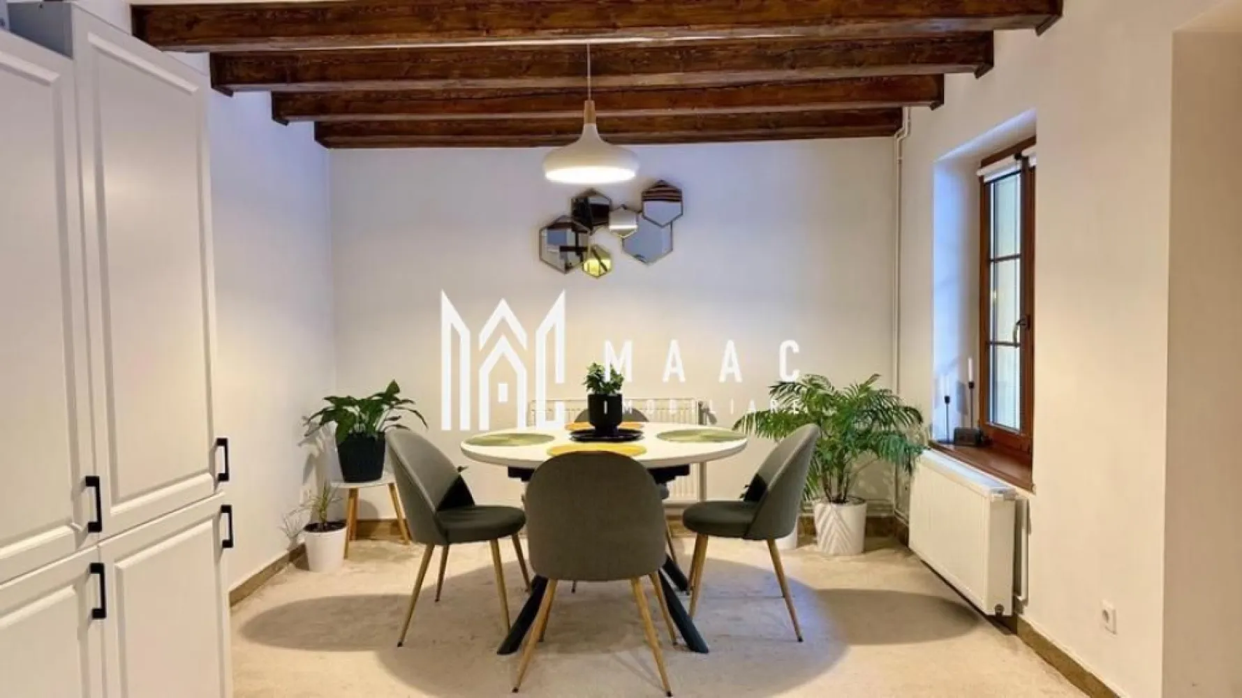 Casă 3 camere I Complet utilată I Curte I Pietonala Bălcescu - MAAC Imobiliare vă propune spre închiriere o proprietate rar întâlnită în centrul istoric al Sibiului: o casă cu curte proprie, amplasată în inima orașului, pe strada Nicolae Bălcescu. Locuința este dispusă pe 3 niveluri, compartimentată în felul următor: Parter - Living, bucătărie, baie de serviciu (WC + chiuvetă) Etaj - Cameră multifuncțională (ideală ca birou sau zonă de relaxare) Mansardă - Dormitor, baie cu duș Avantaje ale proprietății: - Mobilată și utilată, - Curte proprie - Localizare ultracentrală - Acces rapid la restaurante, cafenele, magazine și obiective turistice Proprietatea este disponibilă pentru închiriere pe termen mediu sau lung, începând cu 1 Martie 2026. Pentru detalii suplimentare și programarea unei vizionări, vă invităm să ne contactati specificând ID CP2884650. }}