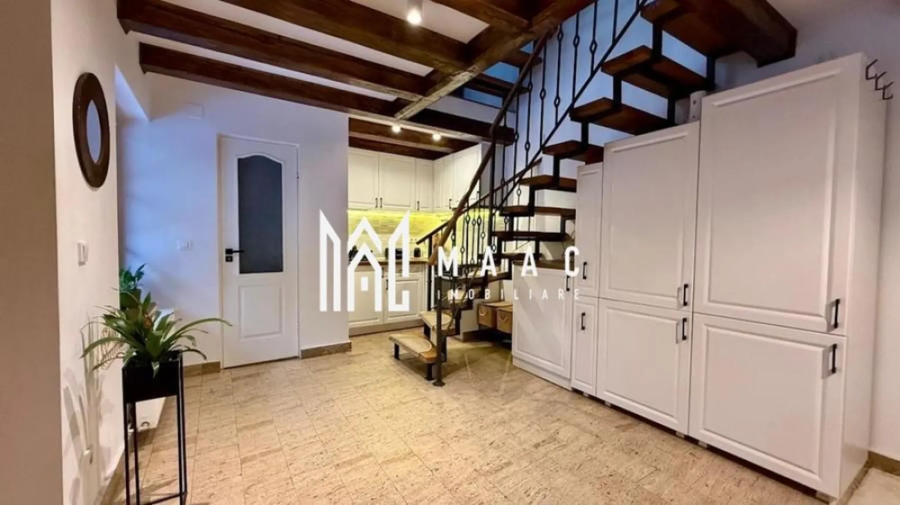 Casă 3 camere I Complet utilată I Curte I Pietonala Bălcescu - MAAC Imobiliare vă propune spre închiriere o proprietate rar întâlnită în centrul istoric al Sibiului: o casă cu curte proprie, amplasată în inima orașului, pe strada Nicolae Bălcescu. Locuința este dispusă pe 3 niveluri, compartimentată în felul următor: Parter - Living, bucătărie, baie de serviciu (WC + chiuvetă) Etaj - Cameră multifuncțională (ideală ca birou sau zonă de relaxare) Mansardă - Dormitor, baie cu duș Avantaje ale proprietății: - Mobilată și utilată, - Curte proprie - Localizare ultracentrală - Acces rapid la restaurante, cafenele, magazine și obiective turistice Proprietatea este disponibilă pentru închiriere pe termen mediu sau lung, începând cu 1 Martie 2026. Pentru detalii suplimentare și programarea unei vizionări, vă invităm să ne contactati specificând ID CP2884650. }}