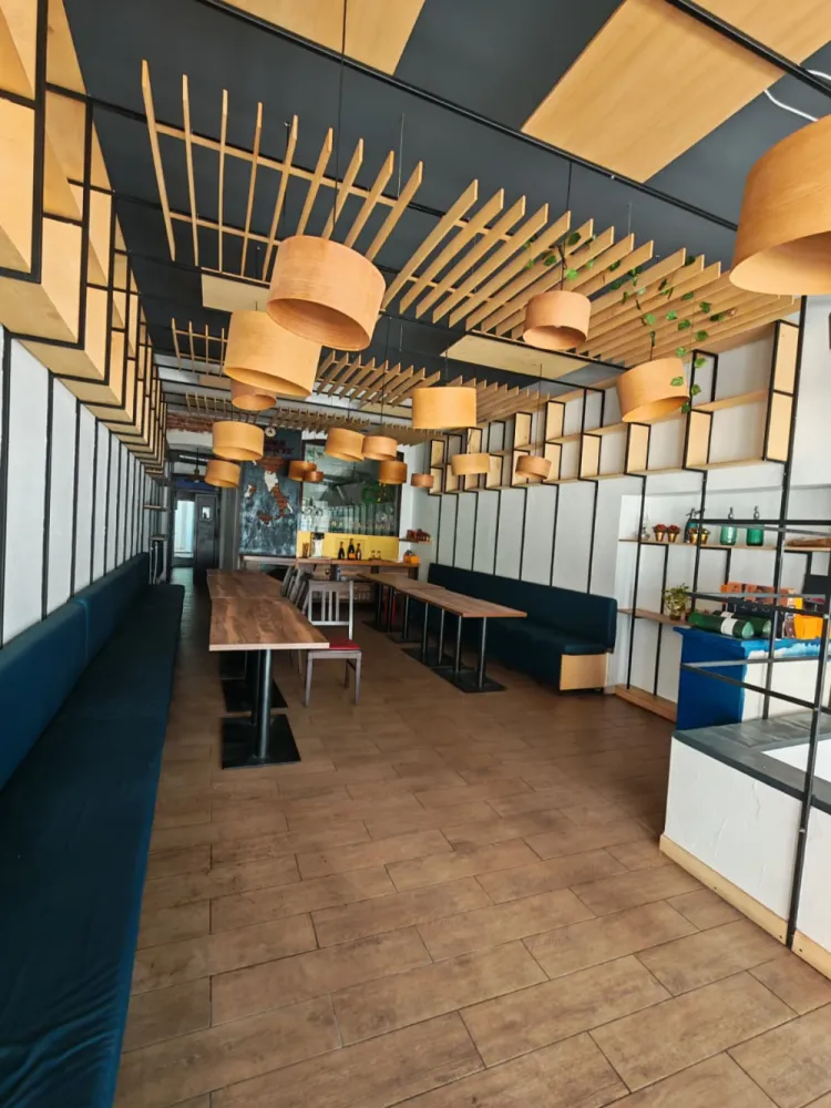 Spațiu ultracentral restaurant/cafenea cu posibilitate terasă - Oportunitate excelentă pentru business-uri din zona HoReCa! RE/MAX Imperia oferă spre închiriere spațiu comercial situat ultracentral, pe strada România Muncitoare, într-o zonă cu trafic pietonal intens și vizibilitate foarte bună. Proprietatea este ideală pentru restaurant, cafenea, wine bar, bistro sau concept premium de food &amp; drinks.Spațiul are o suprafață utilă de 134 mp, este dispus la parter și demisol, beneficiind de vitrină stradală și acces facil pentru clienți. Compartimentarea este practică și permite amenajarea eficientă a zonei de servire, a bucătăriei și a spațiilor auxiliare.Bucătăria este deja amenajată, ceea ce reduce semnificativ investiția inițială și timpul necesar deschiderii activității. În plus, proprietatea dispune de posibilitate de terasă – un avantaj important pentru orice concept HoReCa.Avantaje:- locație ultracentrală- trafic pietonal intens- ideal pentru restaurant / cafenea / bar- parter + demisol- bucătărie amenajată- vitrină stradală- posibilitate de terasă- utilități complete- sistem de alarmă- disponibil imediatSpațiul este potrivit atât pentru branduri consacrate, cât și pentru antreprenori care își doresc o locație premium într-una dintre cele mai bune zone ale orașului.Pentru mai multe detalii și programarea unei vizionări, nu ezitați să ne contactați. Comision 0 la chiriaș!