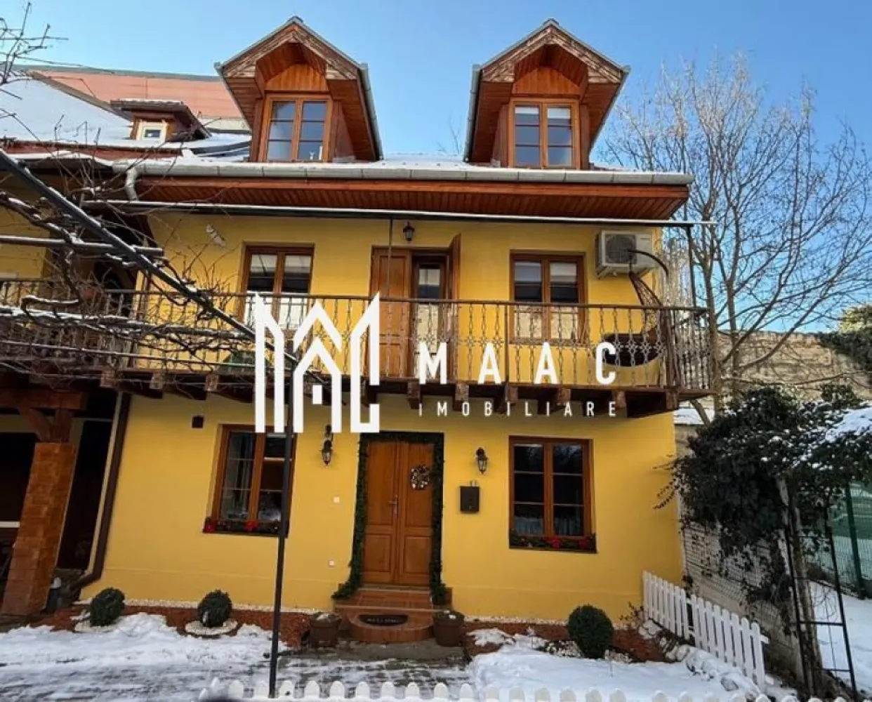 Casă 3 camere I Complet utilată I Curte I Pietonala Bălcescu - MAAC Imobiliare vă propune spre închiriere o proprietate rar întâlnită în centrul istoric al Sibiului: o casă cu curte proprie, amplasată în inima orașului, pe strada Nicolae Bălcescu. Locuința este dispusă pe 3 niveluri, compartimentată în felul următor: Parter - Living, bucătărie, baie de serviciu (WC + chiuvetă) Etaj - Cameră multifuncțională (ideală ca birou sau zonă de relaxare) Mansardă - Dormitor, baie cu duș Avantaje ale proprietății: - Mobilată și utilată, - Curte proprie - Localizare ultracentrală - Acces rapid la restaurante, cafenele, magazine și obiective turistice Proprietatea este disponibilă pentru închiriere pe termen mediu sau lung, începând cu 1 Martie 2026. Pentru detalii suplimentare și programarea unei vizionări, vă invităm să ne contactati specificând ID CP2884650. }}