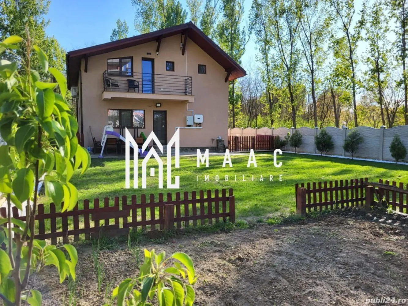 Casa Bulevard Dem Radulescu | 150 mpu | 500 m teren | - MAAC Imobiliare vă propune spre vânzare o proprietate exclusivistă, situată în partea a doua a Bulevardului Dem Rădulescu, într-o zonă premium dedicată celor care își doresc liniște, intimitate și confort modern. Construită în anul 2021, această locuință impresionează prin designul elegant, compartimentarea inteligentă și dotările premium, fiind ideală atât pentru locuit, cât și pentru dezvoltarea unei afaceri în domeniul turismului.
Proprietatea este construită pe regim P+M și dispune de o suprafață utilă de 150 mp, amplasată pe un teren frumos amenajat de 500 mp, completat de alei și spații dedicate parcării.
Caracteristici:
Casă exclusivistă P+M
Suprafață utilă: 150 mp
Teren: 500 mp
Drum de acces suplimentar: 80 mp
An construcție: 2021
Amprentă la sol: 80 mp
4 camere
4 băi
Ideală pentru locuit sau activitate turistică
Zonă liniștită și retrasă
Compartimentare – Parter:
Hol intrare – 11,4 mp
Baie – 5,7 mp
Bucătărie – 16,2 mp
Living generos – 23,1 mp
Cameră tehnică – 8,6 mp
Casa scării – 4,2 mp
Compartimentare – Etaj:
Hol – 5,8 mp
Dormitor 1 – 15,7 mp
Baie proprie – 3,6 mp
Balcon – 5,5 mp
Dormitor 2 – 15,5 mp
Baie proprie – 4,8 mp
Balcon – 5,5 mp
Dormitor 3 – 10,2 mp
Baie proprie – 6,2 mp
Casa scării – 6,4 mp
Dotări și finisaje:
Mobilier realizat pe comandă
Electrocasnice incorporabile:
Cuptor electric
Cuptor cu microunde
Mașină de spălat vase
Plită cu inducție
Combină frigorifică
Centrală proprie racordată la CET
Aer condiționat smart Wi-Fi
Sistem de supraveghere video cu acces Wi-Fi
6 panouri solare – 3 kW
Ușă de intrare schimbată recent
Cablu TV și internet prin fibră optică
Detalii constructive:
Construcție realizată din cărămidă Porotherm
Izolație exterioară cu vată bazaltică de 10 cm
Izolație pod/acoperiș cu vată bazaltică
Structură solidă și eficientă energetic
Exterior:
Teren amenajat cu gazon
Alee pentru acces auto
Capacitate parcare pentru 3 mașini
Curte bine organizată și intimă
Utilități:
Apă curentă
Fosă septică
Canalizare trasă la poartă
Gaz
Curent electric
Internet fibră optică
Avantaje:
Poziționare premium în zona Dem Rădulescu
Intimitate și liniște
Locuință modernă și eficientă energetic
Ideală pentru familie
Posibilitate dezvoltare pensiune sau business turistic
Construită inițial în regim de pensiune
Nu necesită autorizații suplimentare pentru reactivarea activității turistice
Zonă cu potențial excelent pentru investiție
Această proprietate oferă combinația perfectă între confort premium, funcționalitate și potențial investițional, într-una dintre cele mai apreciate zone rezidențiale din Râmnicu Vâlcea.

Pentru mai multe informații și programarea unei vizionări, echipa MAAC Imobiliare vă stă la dispoziție.ID 3118811