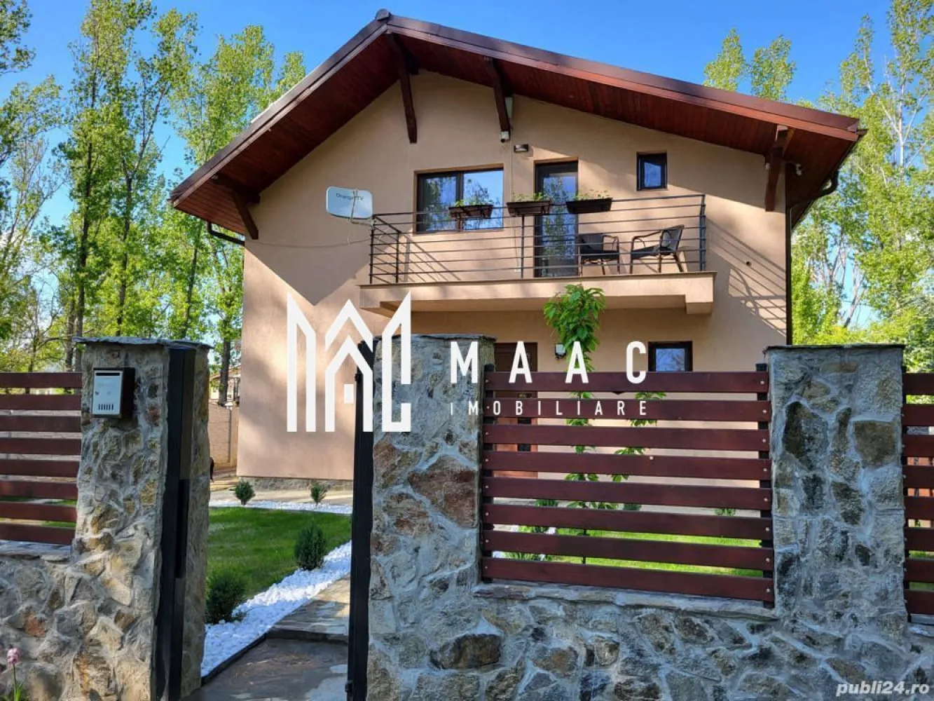 Casa Bulevard Dem Radulescu | 150 mpu | 500 m teren | - MAAC Imobiliare vă propune spre vânzare o proprietate exclusivistă, situată în partea a doua a Bulevardului Dem Rădulescu, într-o zonă premium dedicată celor care își doresc liniște, intimitate și confort modern. Construită în anul 2021, această locuință impresionează prin designul elegant, compartimentarea inteligentă și dotările premium, fiind ideală atât pentru locuit, cât și pentru dezvoltarea unei afaceri în domeniul turismului.
Proprietatea este construită pe regim P+M și dispune de o suprafață utilă de 150 mp, amplasată pe un teren frumos amenajat de 500 mp, completat de alei și spații dedicate parcării.
Caracteristici:
Casă exclusivistă P+M
Suprafață utilă: 150 mp
Teren: 500 mp
Drum de acces suplimentar: 80 mp
An construcție: 2021
Amprentă la sol: 80 mp
4 camere
4 băi
Ideală pentru locuit sau activitate turistică
Zonă liniștită și retrasă
Compartimentare – Parter:
Hol intrare – 11,4 mp
Baie – 5,7 mp
Bucătărie – 16,2 mp
Living generos – 23,1 mp
Cameră tehnică – 8,6 mp
Casa scării – 4,2 mp
Compartimentare – Etaj:
Hol – 5,8 mp
Dormitor 1 – 15,7 mp
Baie proprie – 3,6 mp
Balcon – 5,5 mp
Dormitor 2 – 15,5 mp
Baie proprie – 4,8 mp
Balcon – 5,5 mp
Dormitor 3 – 10,2 mp
Baie proprie – 6,2 mp
Casa scării – 6,4 mp
Dotări și finisaje:
Mobilier realizat pe comandă
Electrocasnice incorporabile:
Cuptor electric
Cuptor cu microunde
Mașină de spălat vase
Plită cu inducție
Combină frigorifică
Centrală proprie racordată la CET
Aer condiționat smart Wi-Fi
Sistem de supraveghere video cu acces Wi-Fi
6 panouri solare – 3 kW
Ușă de intrare schimbată recent
Cablu TV și internet prin fibră optică
Detalii constructive:
Construcție realizată din cărămidă Porotherm
Izolație exterioară cu vată bazaltică de 10 cm
Izolație pod/acoperiș cu vată bazaltică
Structură solidă și eficientă energetic
Exterior:
Teren amenajat cu gazon
Alee pentru acces auto
Capacitate parcare pentru 3 mașini
Curte bine organizată și intimă
Utilități:
Apă curentă
Fosă septică
Canalizare trasă la poartă
Gaz
Curent electric
Internet fibră optică
Avantaje:
Poziționare premium în zona Dem Rădulescu
Intimitate și liniște
Locuință modernă și eficientă energetic
Ideală pentru familie
Posibilitate dezvoltare pensiune sau business turistic
Construită inițial în regim de pensiune
Nu necesită autorizații suplimentare pentru reactivarea activității turistice
Zonă cu potențial excelent pentru investiție
Această proprietate oferă combinația perfectă între confort premium, funcționalitate și potențial investițional, într-una dintre cele mai apreciate zone rezidențiale din Râmnicu Vâlcea.

Pentru mai multe informații și programarea unei vizionări, echipa MAAC Imobiliare vă stă la dispoziție.ID 3118811