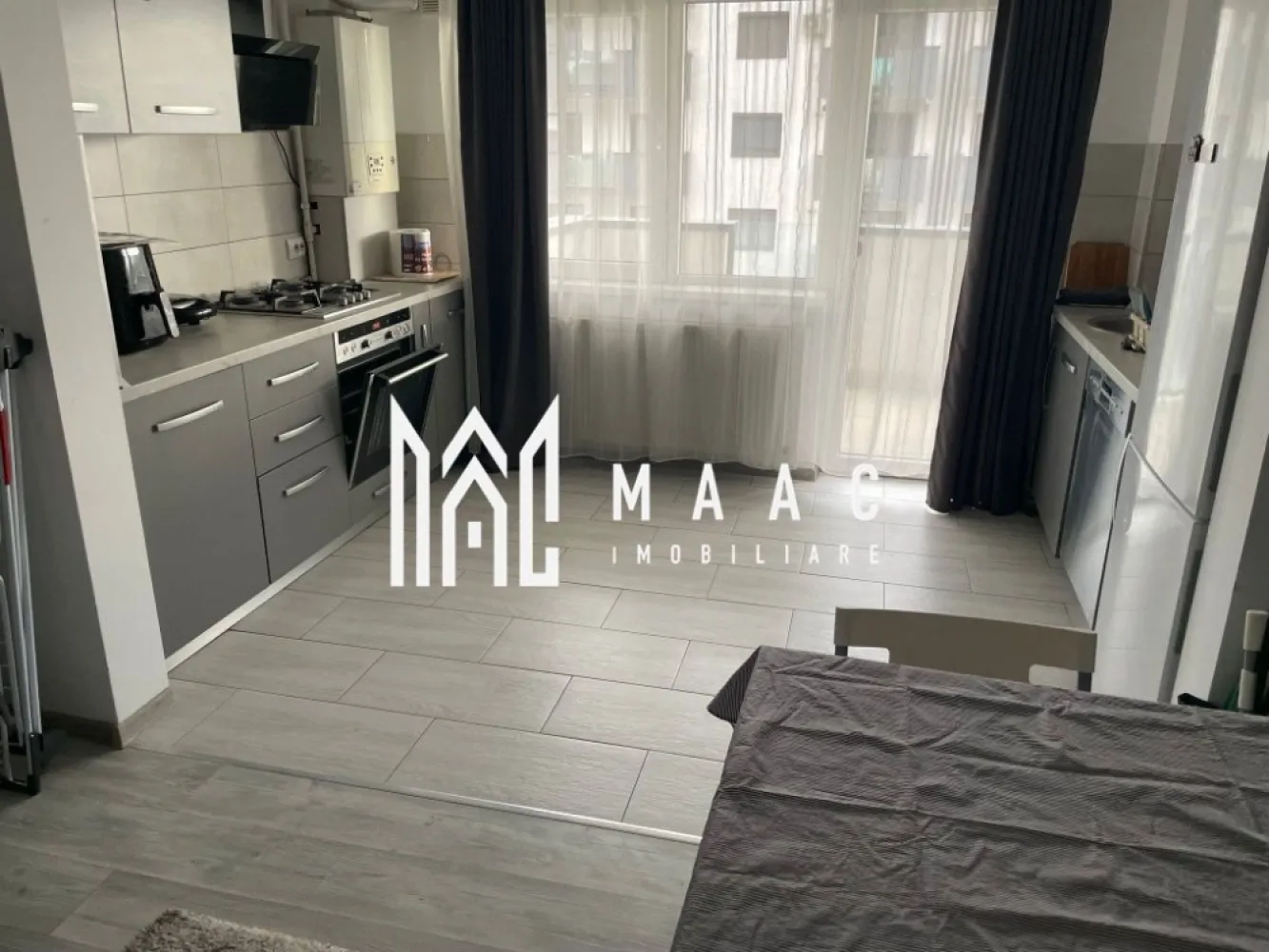 Apartament 2 camere | 50 MPU | Calea Surii Mici - MAAC Imobiliare vă propune spre închiriere un apartament modern cu 2 camere, situat la etajul 2 al unui imobil amplasat pe Calea Șurii Mici din Sibiu – o zonă liniștită și în continuă dezvoltare, cu acces facil către principalele puncte de interes ale orașului.

Apartamentul dispune de o suprafață utilă de aproximativ 50 mp și este complet mobilat și utilat, fiind pregătit pentru mutare imediată. Locuința oferă un spațiu bine compartimentat, luminos și confortabil, ideal pentru un cuplu sau o persoană activă care își dorește confort și funcționalitate.

Compartimentare:
-living spațios cu bucătărie open-space
-dormitor confortabil
-baie cu cadă
-hol
-balcon

Dotări și avantaje:
-complet mobilat și utilat
-bucătărie modernă open-space
-mașină de spălat rufe
-mașină de spălat vase
-TV
-balcon
-2 locuri de parcare incluse
-etaj 2
-finisaje moderne și ambient plăcut
-zonă liniștită, cu acces rapid către oraș

Localizare:
Sibiu, Calea Șurii Mici – zonă apreciată pentru accesibilitate și dezvoltare rezidențială.

Condiții de închiriere:
-garanție: echivalentul unei chirii lunare

Pentru mai multe detalii sau pentru programarea unei vizionări, vă rugăm să ne contactați specificând ID: CP3120284