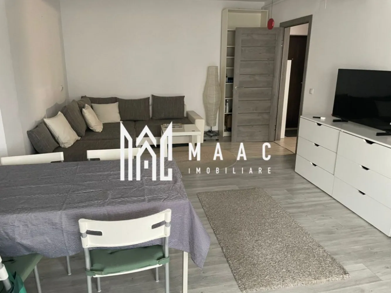 Apartament 2 camere | 50 MPU | Calea Surii Mici - MAAC Imobiliare vă propune spre închiriere un apartament modern cu 2 camere, situat la etajul 2 al unui imobil amplasat pe Calea Șurii Mici din Sibiu – o zonă liniștită și în continuă dezvoltare, cu acces facil către principalele puncte de interes ale orașului.

Apartamentul dispune de o suprafață utilă de aproximativ 50 mp și este complet mobilat și utilat, fiind pregătit pentru mutare imediată. Locuința oferă un spațiu bine compartimentat, luminos și confortabil, ideal pentru un cuplu sau o persoană activă care își dorește confort și funcționalitate.

Compartimentare:
-living spațios cu bucătărie open-space
-dormitor confortabil
-baie cu cadă
-hol
-balcon

Dotări și avantaje:
-complet mobilat și utilat
-bucătărie modernă open-space
-mașină de spălat rufe
-mașină de spălat vase
-TV
-balcon
-2 locuri de parcare incluse
-etaj 2
-finisaje moderne și ambient plăcut
-zonă liniștită, cu acces rapid către oraș

Localizare:
Sibiu, Calea Șurii Mici – zonă apreciată pentru accesibilitate și dezvoltare rezidențială.

Condiții de închiriere:
-garanție: echivalentul unei chirii lunare

Pentru mai multe detalii sau pentru programarea unei vizionări, vă rugăm să ne contactați specificând ID: CP3120284