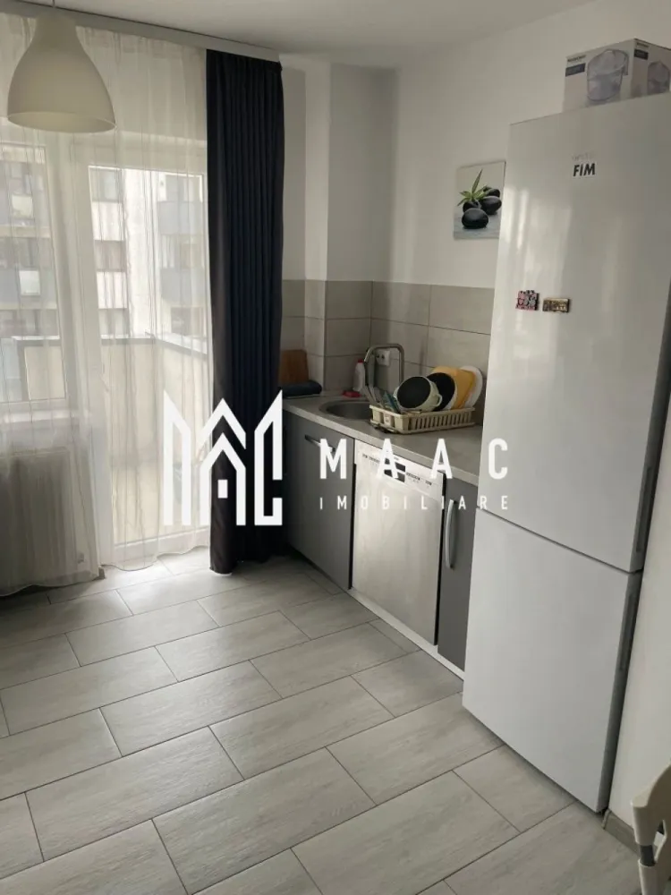 Apartament 2 camere | 50 MPU | Calea Surii Mici - MAAC Imobiliare vă propune spre închiriere un apartament modern cu 2 camere, situat la etajul 2 al unui imobil amplasat pe Calea Șurii Mici din Sibiu – o zonă liniștită și în continuă dezvoltare, cu acces facil către principalele puncte de interes ale orașului.

Apartamentul dispune de o suprafață utilă de aproximativ 50 mp și este complet mobilat și utilat, fiind pregătit pentru mutare imediată. Locuința oferă un spațiu bine compartimentat, luminos și confortabil, ideal pentru un cuplu sau o persoană activă care își dorește confort și funcționalitate.

Compartimentare:
-living spațios cu bucătărie open-space
-dormitor confortabil
-baie cu cadă
-hol
-balcon

Dotări și avantaje:
-complet mobilat și utilat
-bucătărie modernă open-space
-mașină de spălat rufe
-mașină de spălat vase
-TV
-balcon
-2 locuri de parcare incluse
-etaj 2
-finisaje moderne și ambient plăcut
-zonă liniștită, cu acces rapid către oraș

Localizare:
Sibiu, Calea Șurii Mici – zonă apreciată pentru accesibilitate și dezvoltare rezidențială.

Condiții de închiriere:
-garanție: echivalentul unei chirii lunare

Pentru mai multe detalii sau pentru programarea unei vizionări, vă rugăm să ne contactați specificând ID: CP3120284