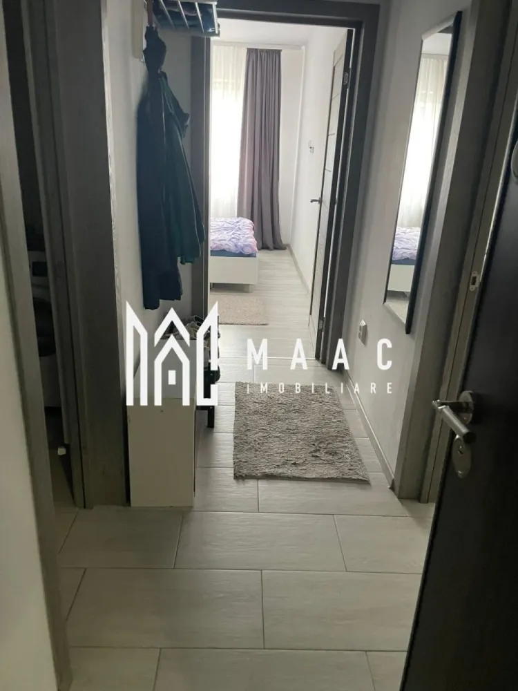 Apartament 2 camere | 50 MPU | Calea Surii Mici - MAAC Imobiliare vă propune spre închiriere un apartament modern cu 2 camere, situat la etajul 2 al unui imobil amplasat pe Calea Șurii Mici din Sibiu – o zonă liniștită și în continuă dezvoltare, cu acces facil către principalele puncte de interes ale orașului.

Apartamentul dispune de o suprafață utilă de aproximativ 50 mp și este complet mobilat și utilat, fiind pregătit pentru mutare imediată. Locuința oferă un spațiu bine compartimentat, luminos și confortabil, ideal pentru un cuplu sau o persoană activă care își dorește confort și funcționalitate.

Compartimentare:
-living spațios cu bucătărie open-space
-dormitor confortabil
-baie cu cadă
-hol
-balcon

Dotări și avantaje:
-complet mobilat și utilat
-bucătărie modernă open-space
-mașină de spălat rufe
-mașină de spălat vase
-TV
-balcon
-2 locuri de parcare incluse
-etaj 2
-finisaje moderne și ambient plăcut
-zonă liniștită, cu acces rapid către oraș

Localizare:
Sibiu, Calea Șurii Mici – zonă apreciată pentru accesibilitate și dezvoltare rezidențială.

Condiții de închiriere:
-garanție: echivalentul unei chirii lunare

Pentru mai multe detalii sau pentru programarea unei vizionări, vă rugăm să ne contactați specificând ID: CP3120284