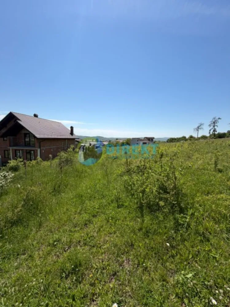 Teren intravilan , zona Drumul Tarpiului . - Agentia Direkt Imobiliare propune spre vanzare parcele de teren in suprafete de 550 mp , situate in zona Logos -Drumul Tarpiului , intr – o zona linistita si in plina dezvoltare .

Acces facil din drumul principal , asfaltat , utilitati la marginea terenului , ideal pentru constructie casa , panorama frumoasa si aerisita .