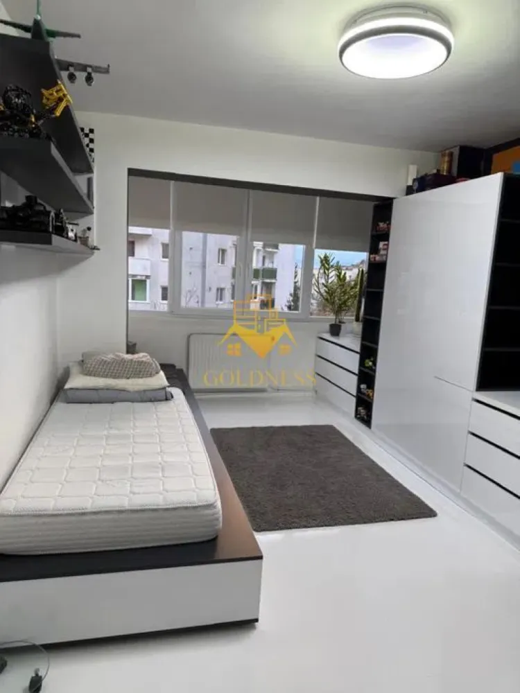 3 Camere decomandate, Parcare, Grigorescu, Fantanele,Somes,Petfriendly - GOLDNESS Imobiliare vă propune spre închiriere un apartament cu 3 camere complet mobilat și utilat, la etajul 5 într-un imobil de etaje 10 in Cartierul Grigorescu!
Parcare inclusa!
Se află în apropierea stațiilor de transport în comun, magazine, restaurante, spații verzi, farmacii, etc. 

Apartamentul este compartimentat astfel:
 - dormitor cu pat matrimonial, dressing, noptiere, AC
 - dormitor cu pat single, dressing, noptiere
 - living cu canapea extensibilă, loc de servit masa, AC
 - bucatarie complet utilată și mobilată,
 - baie cu calorifer port prosop și dulap pentru depozitare.
 - 2 balcoane inchise.

Imobilul este dotat cu toate cele necesare- centrală proprie, frigider, aragaz, hotă, mașină de spălat haine, etc. 

Dacă sunteți interesați de acest apartament și doriți să îl vizionați, dar și pentru alte oferte nu ezitați să ne contactați telefonic sau prin e-mail. Vă stăm la dispoziție!
Pentru intermediere se percepe un comision de 50% din prețul chiriei!