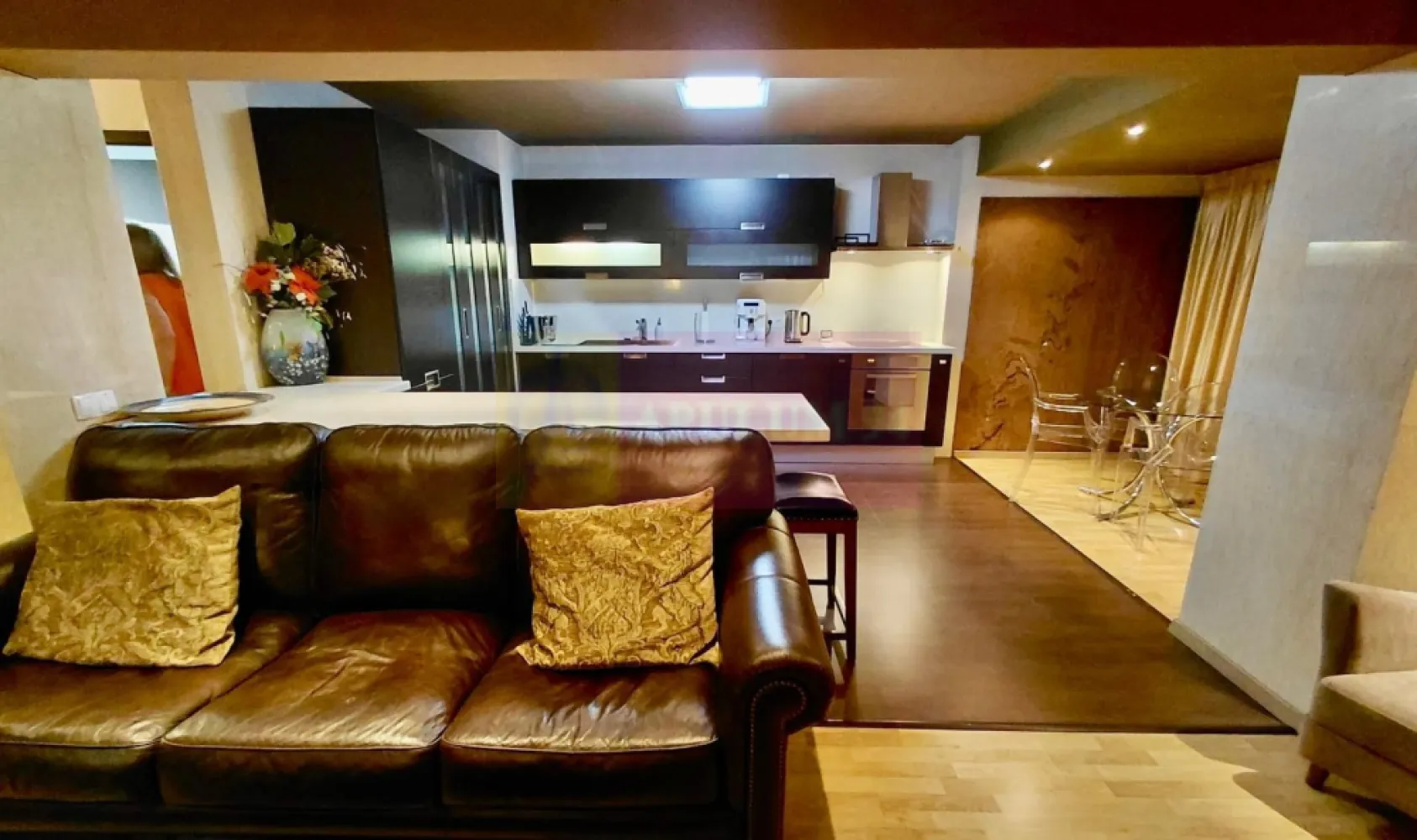 Apartament 4 camere 13 Septembrie- Marriott-Nou pe piata - Compania imobiliara Apulum94 va propune un apartament de 4 camere confort 1 sporit ,decomandat, etajul 1 in zona 13 Septembrie- Hotel Marriott-apartament ce apare rar la vanzare in aceasta zona. Apartamentul are o suprafata utila de 95 mp,o suprafata totala de 100 mp si se vinde complet mobilat si utilat precum este prezentat in pozele din anunt.Amenajarea apartamentului a fost realizata de un arhitect cu materiale de buna calitate.Bucataria este de asemenea mobilata si utilata si are frigider ,masina de spalat vase si racitor incorporatei in mobilier.
 Pentru mai multe detalii sau o eventuala vizionare va rog sa sunati la numarul de telefon 0733683454- Dorin Dinu /Apulum94