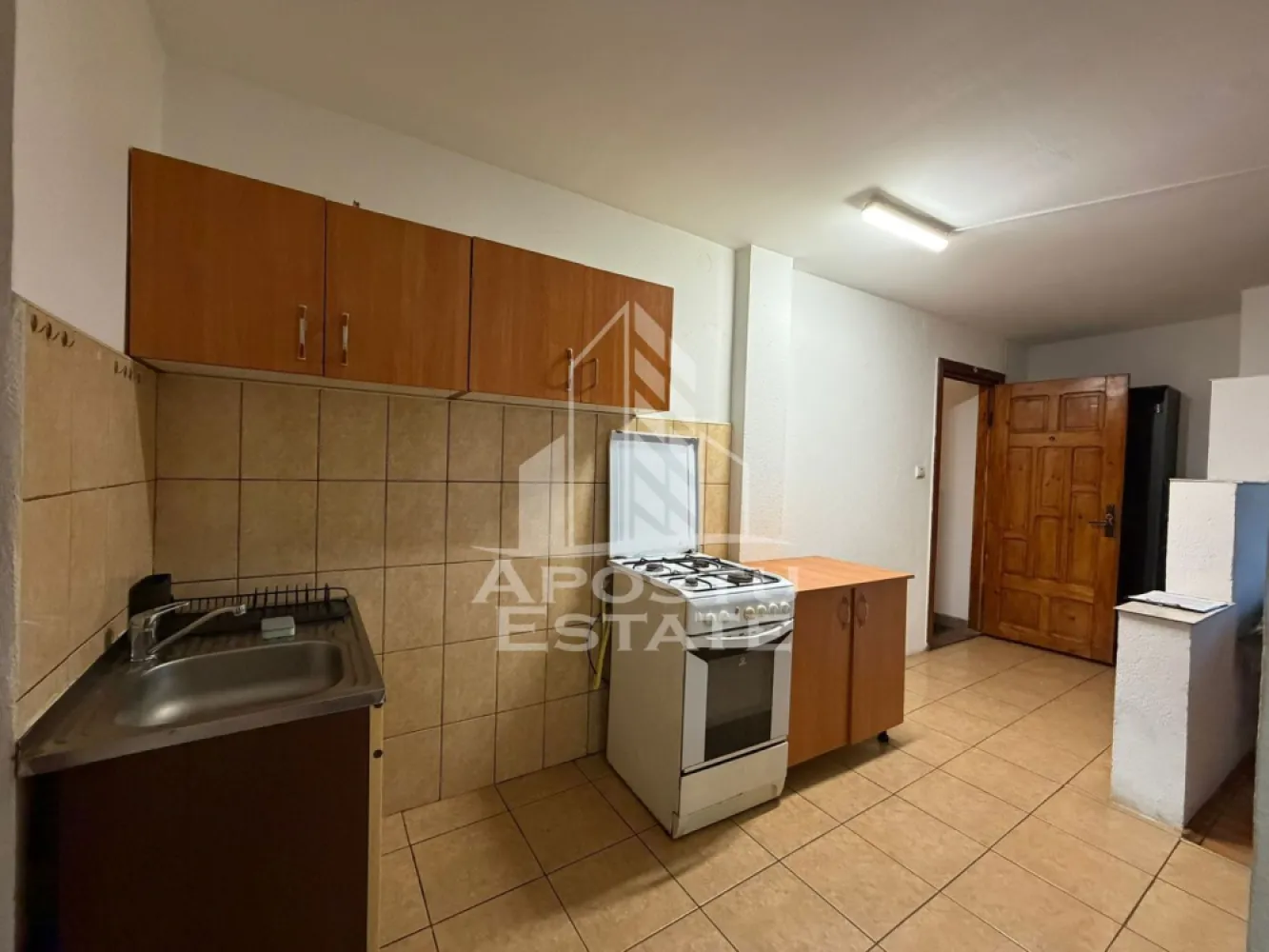 Apartament 2 camere la casa, centrala proprie, zona Aradului - APOSTU ESTATE vă propune spre închiriere un apartament spaţios, cu 2 camere, la casa, ideal pentru cupluri sau persoane care doresc un spaţiu confortabil si bine amplasat in zona Aradului.

Suprafaţă utilă: 35mp

Compartimentare eficientă:
Hol de acces .
Bucătărie complet mobilată şi partial utilată.
Living cu o canapea si loc de luat masa
Dormitor spatios
Baie dotada cu cada si ventilatie naturala

Confort şi facilităţi:
Confortul termic este asigurat de centrala proprie pe gaz a imobilului.
Apartamentul este complet mobilat şi utilat

Localizare: Zona Aradului – linişte, acces facil spre oraş, în apropiere de magazine şi mijloace de transport în comun.

Ideal pentru:
Cupluri
Studenti

Preţ chirie: 260 Euro
Garantie: 260 Euro
Programează o vizionare!
CP3120681