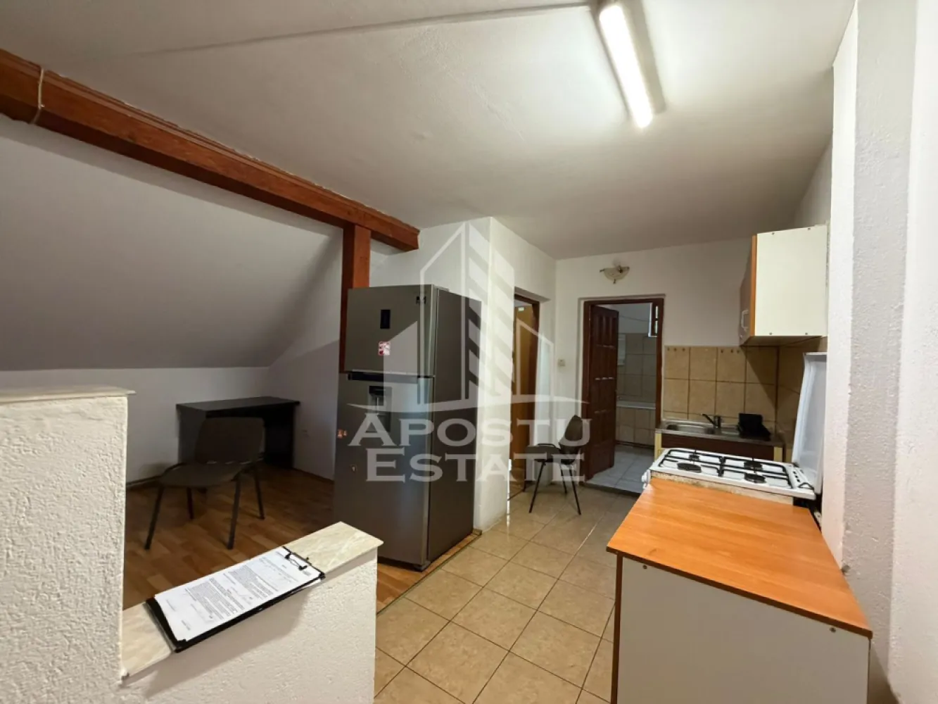 Apartament 2 camere la casa, centrala proprie, zona Aradului - APOSTU ESTATE vă propune spre închiriere un apartament spaţios, cu 2 camere, la casa, ideal pentru cupluri sau persoane care doresc un spaţiu confortabil si bine amplasat in zona Aradului.

Suprafaţă utilă: 35mp

Compartimentare eficientă:
Hol de acces .
Bucătărie complet mobilată şi partial utilată.
Living cu o canapea si loc de luat masa
Dormitor spatios
Baie dotada cu cada si ventilatie naturala

Confort şi facilităţi:
Confortul termic este asigurat de centrala proprie pe gaz a imobilului.
Apartamentul este complet mobilat şi utilat

Localizare: Zona Aradului – linişte, acces facil spre oraş, în apropiere de magazine şi mijloace de transport în comun.

Ideal pentru:
Cupluri
Studenti

Preţ chirie: 260 Euro
Garantie: 260 Euro
Programează o vizionare!
CP3120681