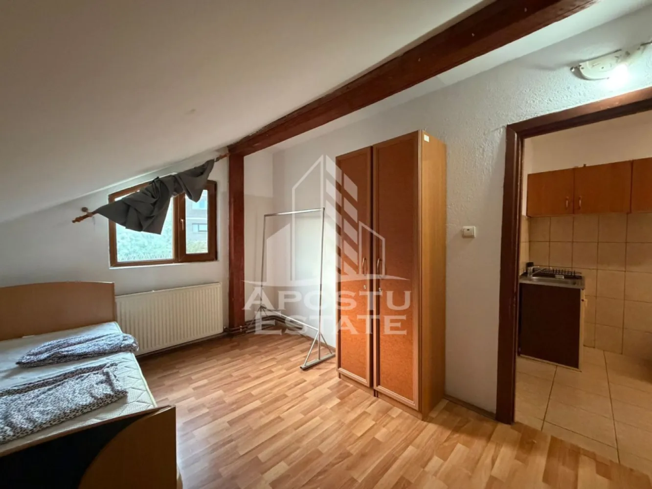 Apartament 2 camere la casa, centrala proprie, zona Aradului - APOSTU ESTATE vă propune spre închiriere un apartament spaţios, cu 2 camere, la casa, ideal pentru cupluri sau persoane care doresc un spaţiu confortabil si bine amplasat in zona Aradului.

Suprafaţă utilă: 35mp

Compartimentare eficientă:
Hol de acces .
Bucătărie complet mobilată şi partial utilată.
Living cu o canapea si loc de luat masa
Dormitor spatios
Baie dotada cu cada si ventilatie naturala

Confort şi facilităţi:
Confortul termic este asigurat de centrala proprie pe gaz a imobilului.
Apartamentul este complet mobilat şi utilat

Localizare: Zona Aradului – linişte, acces facil spre oraş, în apropiere de magazine şi mijloace de transport în comun.

Ideal pentru:
Cupluri
Studenti

Preţ chirie: 260 Euro
Garantie: 260 Euro
Programează o vizionare!
CP3120681