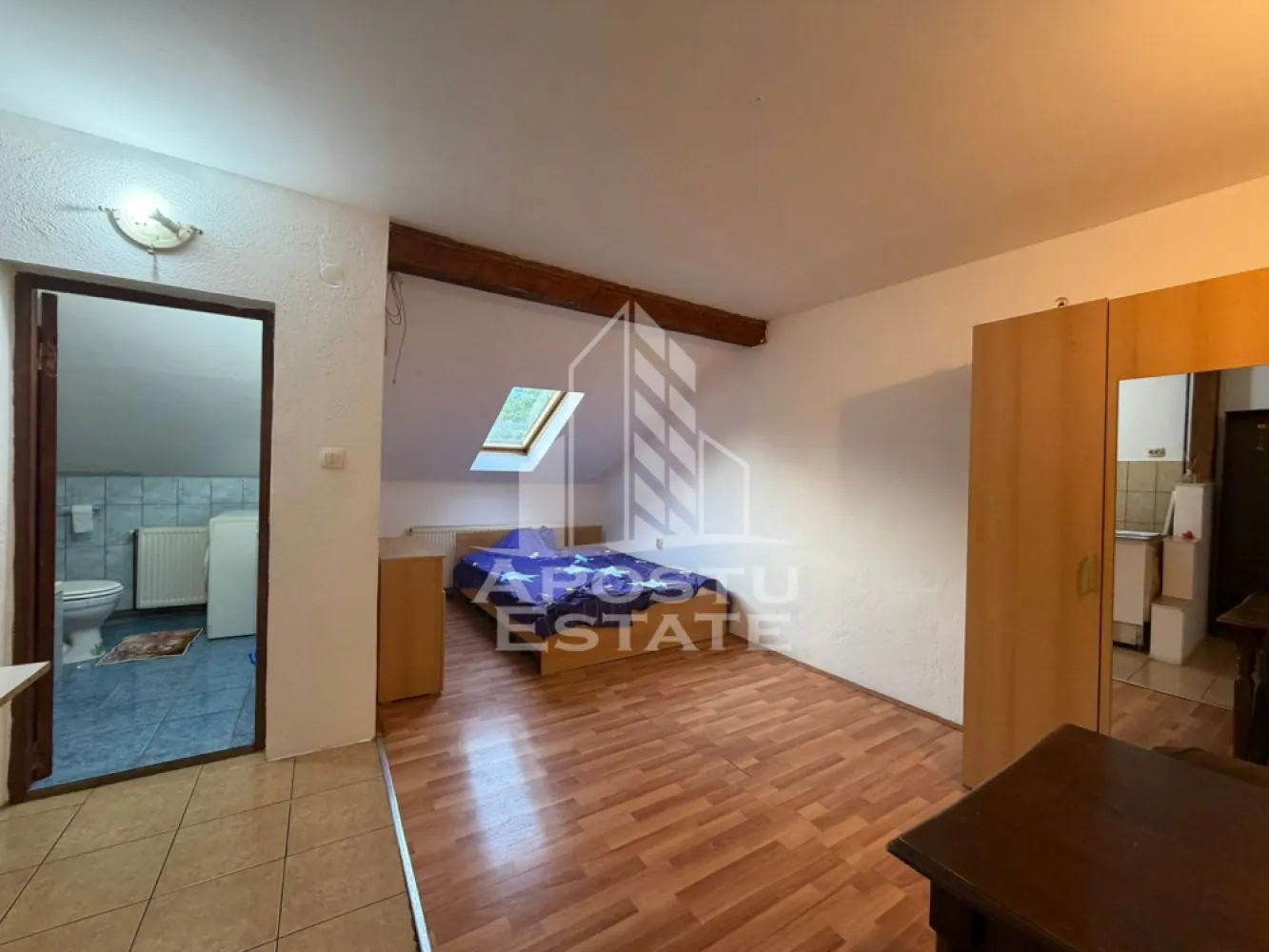 Apartament cu 1 camera, de inchiriat, zona Aradului, Timisoara - Agentia imobiliara APOSTU ESTATE va propune spre inchiriere o garsoniera, spatioasa si luminoasa, situata in zona Aradului, o zona linistita si bine pozitionata din Timisoara, potrivit pentru cupluri sau studenti care isi doresc o locuinta unde sa se simta confortabil si cu acces facil catre scoli, statii de autobuz, supermarketuri, magazine de zona, parcuri.

Suprafata utila: 20 mp
Compartimentare eficienta:
-Hol de acces
-Bucatarie mobilata si utilata
-Dormitor mobilat si utilat
-Baie prevazuta cu cada

Confort si facilitati:
-Incalzirea apartamentului: centrala imobil
-Apartamentul este complet mobilat si utilat de catre proprietar

Localizare:
-Timis,Timisoara, zona Aradului – acces facil spre magazine, supermarketuri, scoli, parcuri si mijloace de transport in comun.

Ideal pentru:
-Cupluri
-Studenti

Disponibilitate: imediata
Pret chirie lunara: 190 euro
Garantie: 190 euro
Programeaza o vizionare pentru a-ti putea imagina viitorul aici!
CP3120703