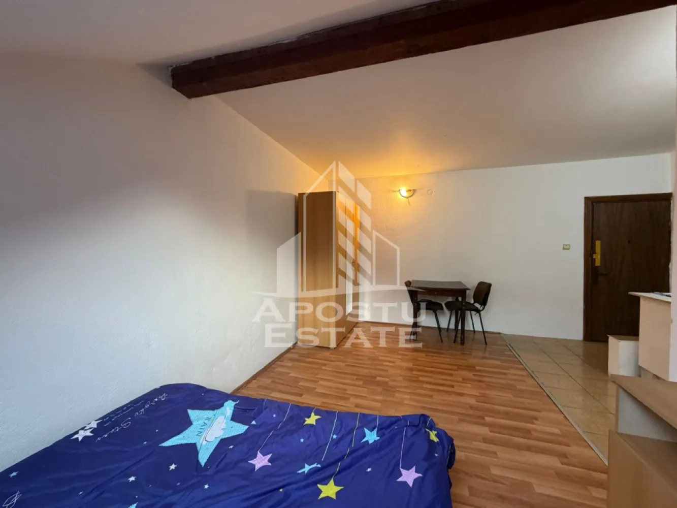 Apartament cu 1 camera, de inchiriat, zona Aradului, Timisoara - Agentia imobiliara APOSTU ESTATE va propune spre inchiriere o garsoniera, spatioasa si luminoasa, situata in zona Aradului, o zona linistita si bine pozitionata din Timisoara, potrivit pentru cupluri sau studenti care isi doresc o locuinta unde sa se simta confortabil si cu acces facil catre scoli, statii de autobuz, supermarketuri, magazine de zona, parcuri.

Suprafata utila: 20 mp
Compartimentare eficienta:
-Hol de acces
-Bucatarie mobilata si utilata
-Dormitor mobilat si utilat
-Baie prevazuta cu cada

Confort si facilitati:
-Incalzirea apartamentului: centrala imobil
-Apartamentul este complet mobilat si utilat de catre proprietar

Localizare:
-Timis,Timisoara, zona Aradului – acces facil spre magazine, supermarketuri, scoli, parcuri si mijloace de transport in comun.

Ideal pentru:
-Cupluri
-Studenti

Disponibilitate: imediata
Pret chirie lunara: 190 euro
Garantie: 190 euro
Programeaza o vizionare pentru a-ti putea imagina viitorul aici!
CP3120703
