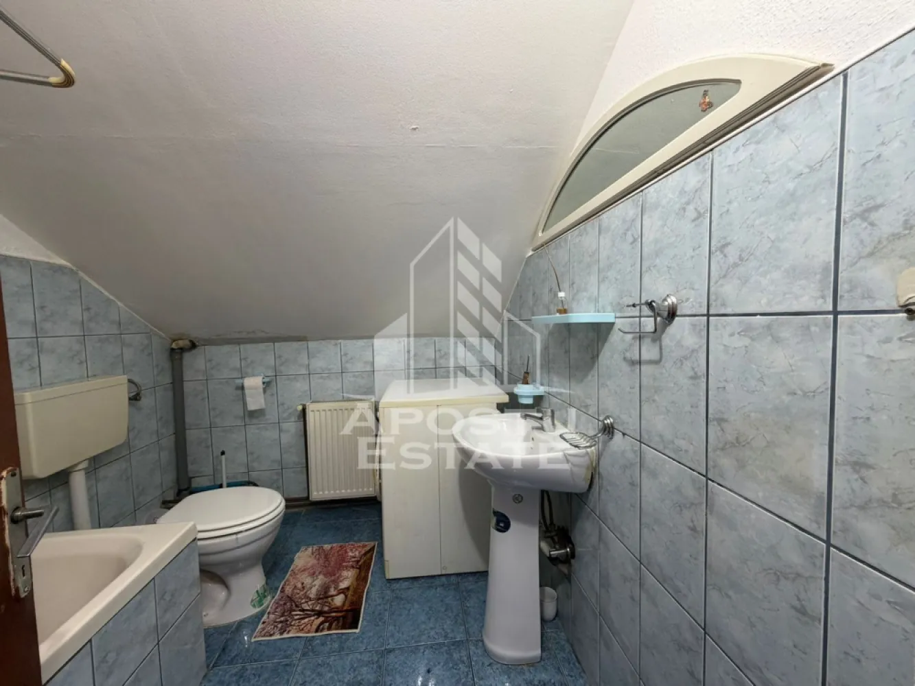 Apartament cu 1 camera, de inchiriat, zona Aradului, Timisoara - Agentia imobiliara APOSTU ESTATE va propune spre inchiriere o garsoniera, spatioasa si luminoasa, situata in zona Aradului, o zona linistita si bine pozitionata din Timisoara, potrivit pentru cupluri sau studenti care isi doresc o locuinta unde sa se simta confortabil si cu acces facil catre scoli, statii de autobuz, supermarketuri, magazine de zona, parcuri.

Suprafata utila: 20 mp
Compartimentare eficienta:
-Hol de acces
-Bucatarie mobilata si utilata
-Dormitor mobilat si utilat
-Baie prevazuta cu cada

Confort si facilitati:
-Incalzirea apartamentului: centrala imobil
-Apartamentul este complet mobilat si utilat de catre proprietar

Localizare:
-Timis,Timisoara, zona Aradului – acces facil spre magazine, supermarketuri, scoli, parcuri si mijloace de transport in comun.

Ideal pentru:
-Cupluri
-Studenti

Disponibilitate: imediata
Pret chirie lunara: 190 euro
Garantie: 190 euro
Programeaza o vizionare pentru a-ti putea imagina viitorul aici!
CP3120703