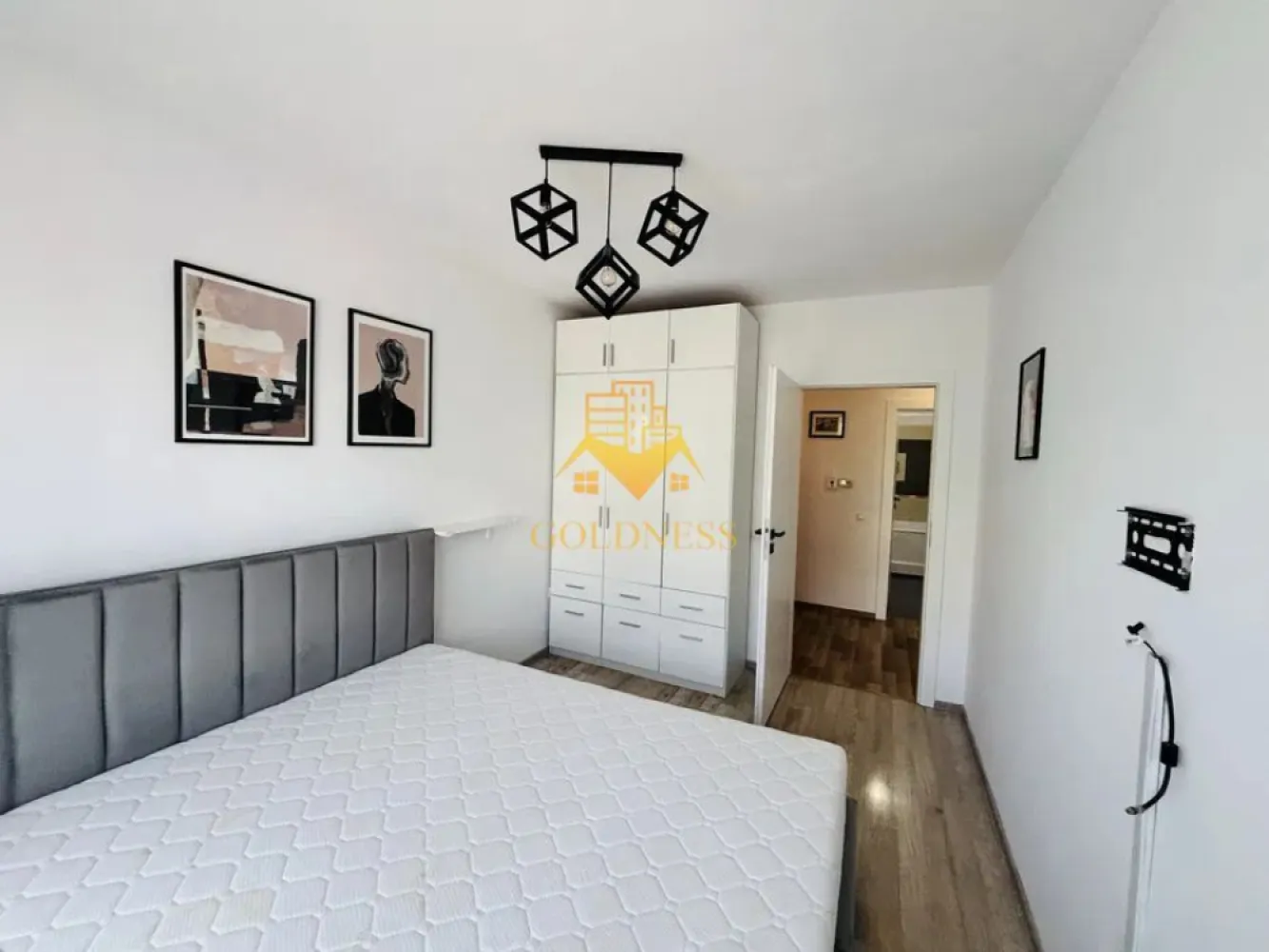 2 camere, modern, bloc nou, Marasti, Junior Residenze Zona Fabricii - GOLDNESS Imobiliare vă propune spre închiriere un apartament cu 2 camere complet mobilat și utilat, la etajul 1 într-un imobil de 5 etaje, în cartierul Marasti. Apartamentul este compartimentat astfel:
 - dormitor cu pat matrimonial, dressing, noptiere
 - living cu bucatarie open-space complet utilată, canapea extensibla, loc de servit masa 
 - baie cu cada pentru dus, calorifer port prosop inox și dulap pentru depozitare.
 - balcon de 11 mp.

Imobilul este dotat cu toate cele necesare- centrală proprie, mașină de spălat haine, frigider, plită electrică, hotă, TV, etc. 
Se află în apropierea stațiilor de transport în comun, magazine, restaurante, spații verzi, farmacii, etc. 
Dispune de loc de parcare exterioara inclusa in pret!

Dacă sunteți interesați de acest apartament și doriți să îl vizionați, dar și pentru alte oferte sau detalii nu ezitați să ne contactați telefonic sau prin e-mail - goldnessimobiliare@gmail.com. Vă stăm la dispoziție!
