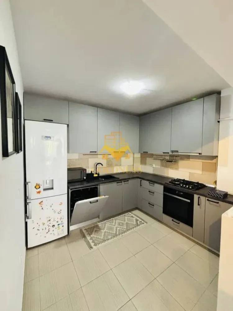 2 camere, modern, bloc nou, Marasti, Junior Residenze Zona Fabricii - GOLDNESS Imobiliare vă propune spre închiriere un apartament cu 2 camere complet mobilat și utilat, la etajul 1 într-un imobil de 5 etaje, în cartierul Marasti. Apartamentul este compartimentat astfel:
 - dormitor cu pat matrimonial, dressing, noptiere
 - living cu bucatarie open-space complet utilată, canapea extensibla, loc de servit masa 
 - baie cu cada pentru dus, calorifer port prosop inox și dulap pentru depozitare.
 - balcon de 11 mp.

Imobilul este dotat cu toate cele necesare- centrală proprie, mașină de spălat haine, frigider, plită electrică, hotă, TV, etc. 
Se află în apropierea stațiilor de transport în comun, magazine, restaurante, spații verzi, farmacii, etc. 
Dispune de loc de parcare exterioara inclusa in pret!

Dacă sunteți interesați de acest apartament și doriți să îl vizionați, dar și pentru alte oferte sau detalii nu ezitați să ne contactați telefonic sau prin e-mail - goldnessimobiliare@gmail.com. Vă stăm la dispoziție!