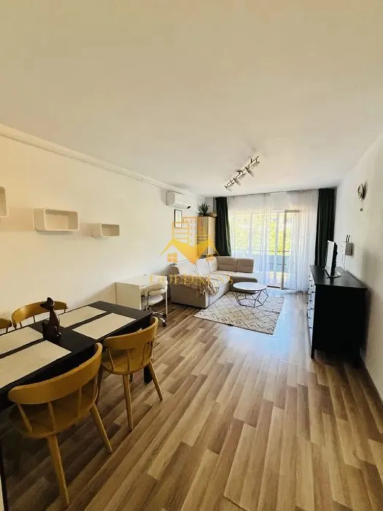 2 camere, modern, bloc nou, Marasti, Junior Residenze Zona Fabricii - GOLDNESS Imobiliare vă propune spre închiriere un apartament cu 2 camere complet mobilat și utilat, la etajul 1 într-un imobil de 5 etaje, în cartierul Marasti. Apartamentul este compartimentat astfel:
 - dormitor cu pat matrimonial, dressing, noptiere
 - living cu bucatarie open-space complet utilată, canapea extensibla, loc de servit masa 
 - baie cu cada pentru dus, calorifer port prosop inox și dulap pentru depozitare.
 - balcon de 11 mp.

Imobilul este dotat cu toate cele necesare- centrală proprie, mașină de spălat haine, frigider, plită electrică, hotă, TV, etc. 
Se află în apropierea stațiilor de transport în comun, magazine, restaurante, spații verzi, farmacii, etc. 
Dispune de loc de parcare exterioara inclusa in pret!

Dacă sunteți interesați de acest apartament și doriți să îl vizionați, dar și pentru alte oferte sau detalii nu ezitați să ne contactați telefonic sau prin e-mail - goldnessimobiliare@gmail.com. Vă stăm la dispoziție!