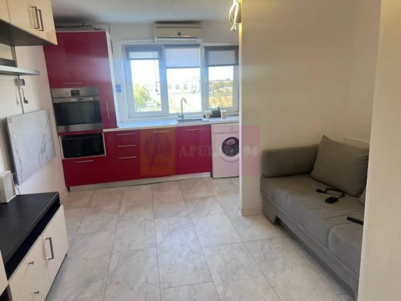 Garsoniera Soseaua Straulesti- Baneasa. - Compania imobiliara Apulum 94 va propune o garsoniera situata pe Soseaua Straulesti- Baneasa, in apropiere de Bd Petrolistilor.
Imobilul este de 4 etaje, construit in 1974 si este reabilitat termic. 
Garsoniera este renovata in totalitate, cu instalatie electrica si sanitara schimbate, gresie, faianta, parchet, termopan. Este mobilata si utilata, iar incalzirea este electrica.
Pentru apa calda exista boiler. Blocul are teava de gaze si se poate racorda la reteaua de gaze. 
Zona este accesibila, avand in apropiere mijloace de transport, hypermarket Lidl, Mega- Image, scoli, gradinite, metroul este la 3 statii de autobuz.
Garsoniera este libera si se poate preda imediat. 
Pentru vizionare si alte detalii nu ezitati sa ma contactati pe nr 0733683446- Laura Ionescu.