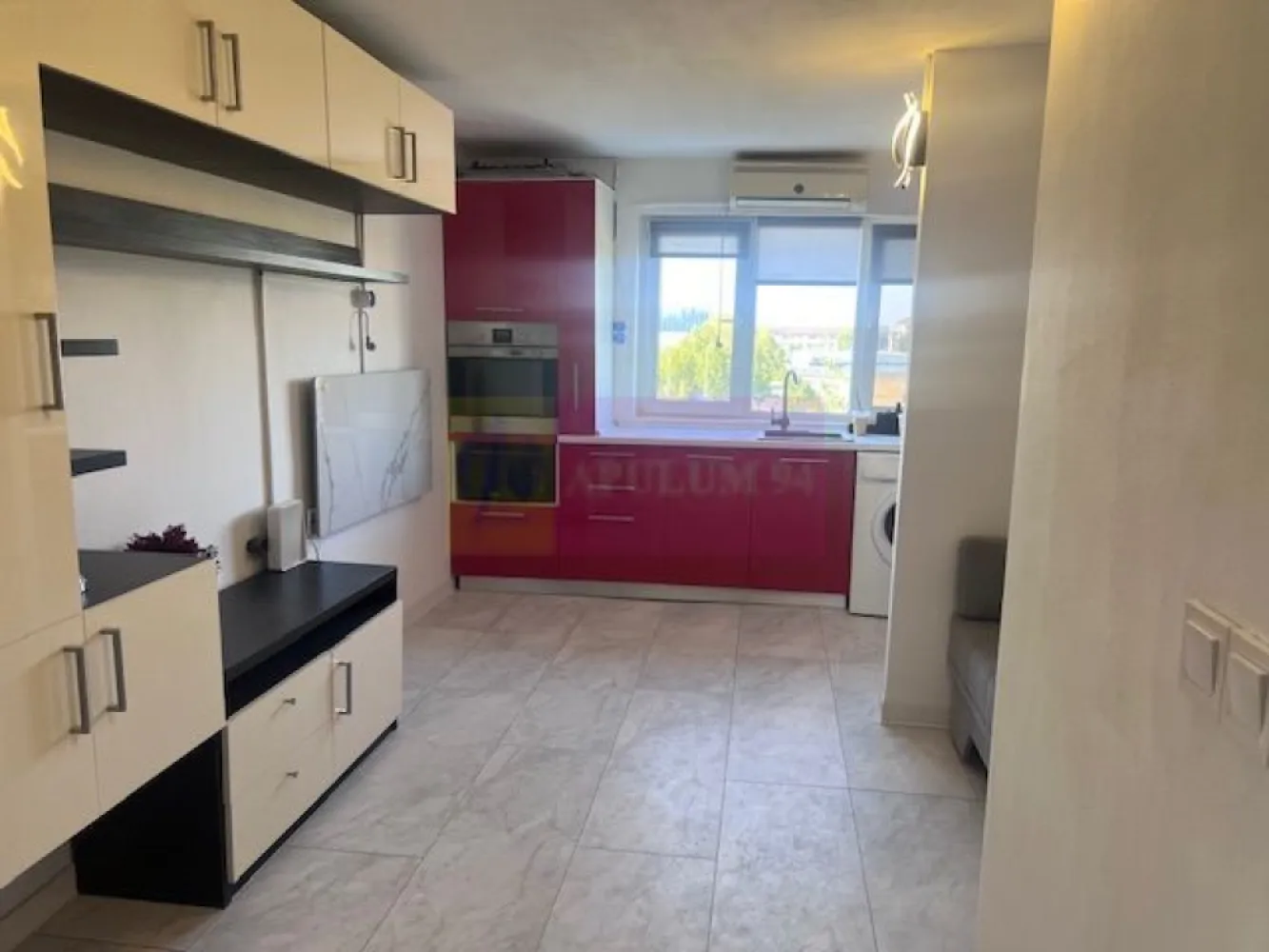 Garsoniera Soseaua Straulesti- Baneasa. - Compania imobiliara Apulum 94 va propune o garsoniera situata pe Soseaua Straulesti- Baneasa, in apropiere de Bd Petrolistilor.
Imobilul este de 4 etaje, construit in 1974 si este reabilitat termic. 
Garsoniera este renovata in totalitate, cu instalatie electrica si sanitara schimbate, gresie, faianta, parchet, termopan. Este mobilata si utilata, iar incalzirea este electrica.
Pentru apa calda exista boiler. Blocul are teava de gaze si se poate racorda la reteaua de gaze. 
Zona este accesibila, avand in apropiere mijloace de transport, hypermarket Lidl, Mega- Image, scoli, gradinite, metroul este la 3 statii de autobuz.
Garsoniera este libera si se poate preda imediat. 
Pentru vizionare si alte detalii nu ezitati sa ma contactati pe nr 0733683446- Laura Ionescu.