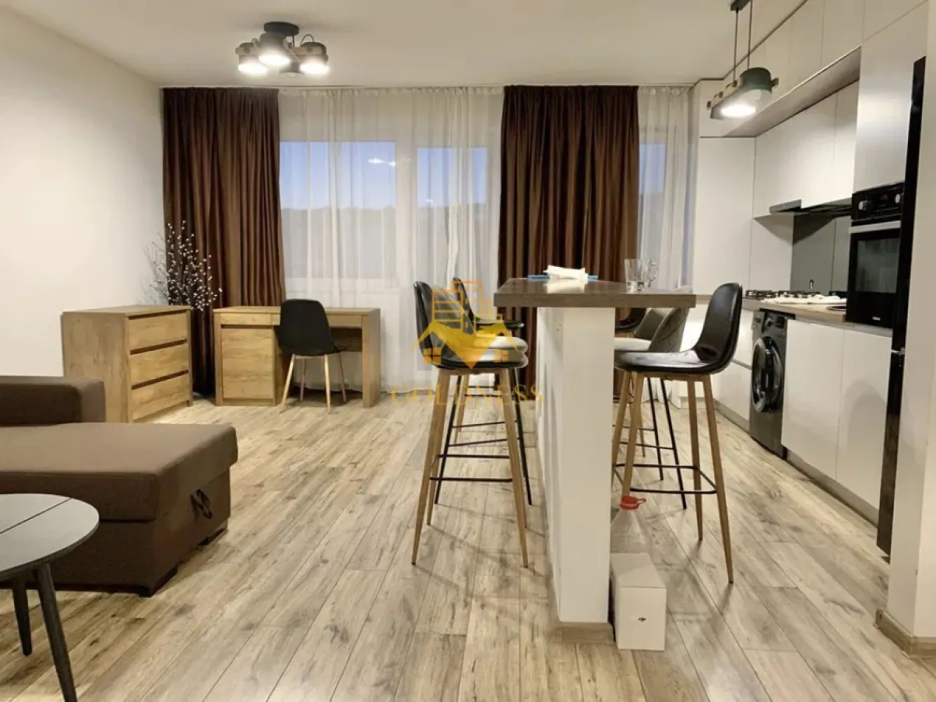 2 Camere, Parcare, 18Gym,Dambul Rotund,Corneliu Coposu,Mega Image,Lidl - GOLDNESS Imobiliare vă propune spre închiriere un apartament cu 2 camere complet mobilat și utilat, la etajul 2 într-un imobil de 4 etaje, în Cartierul Baciu!
Parcare subterana 50E!
Se află în apropierea stațiilor de transport în comun, magazine, restaurante, spații verzi, farmacii, etc. 

Apartamentul este compartimentat astfel:
 - dormitor cu pat matrimonial, dressing, noptiere
 - living cu bucatarie open space complet utilată și mobilată, canapea extensibilă, loc de servit masa 
 - baie cu dus walk-in, calorifer port prosop și dulap pentru depozitare.
 - balcon 5 mp.

Imobilul este dotat cu toate cele necesare- centrală proprie, frigider, aragaz, hotă, mașină de spălat haine, etc. 

Dacă sunteți interesați de acest apartament și doriți să îl vizionați, dar și pentru alte oferte nu ezitați să ne contactați telefonic sau prin e-mail. Vă stăm la dispoziție!
Pentru intermediere se percepe un comision de 50% din prețul chiriei!