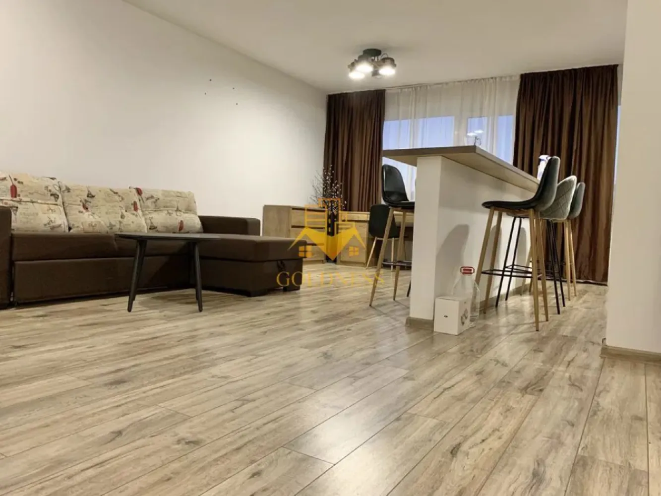 2 Camere, Parcare, 18Gym,Dambul Rotund,Corneliu Coposu,Mega Image,Lidl - GOLDNESS Imobiliare vă propune spre închiriere un apartament cu 2 camere complet mobilat și utilat, la etajul 2 într-un imobil de 4 etaje, în Cartierul Baciu!
Parcare subterana 50E!
Se află în apropierea stațiilor de transport în comun, magazine, restaurante, spații verzi, farmacii, etc. 

Apartamentul este compartimentat astfel:
 - dormitor cu pat matrimonial, dressing, noptiere
 - living cu bucatarie open space complet utilată și mobilată, canapea extensibilă, loc de servit masa 
 - baie cu dus walk-in, calorifer port prosop și dulap pentru depozitare.
 - balcon 5 mp.

Imobilul este dotat cu toate cele necesare- centrală proprie, frigider, aragaz, hotă, mașină de spălat haine, etc. 

Dacă sunteți interesați de acest apartament și doriți să îl vizionați, dar și pentru alte oferte nu ezitați să ne contactați telefonic sau prin e-mail. Vă stăm la dispoziție!
Pentru intermediere se percepe un comision de 50% din prețul chiriei!