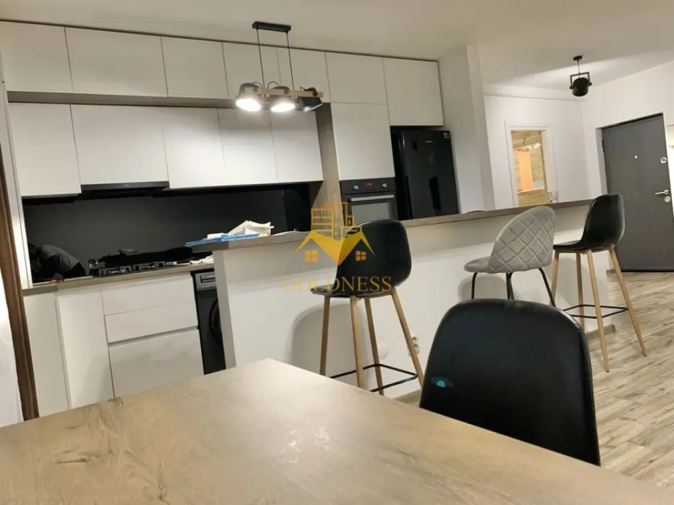 2 Camere, Parcare, 18Gym,Dambul Rotund,Corneliu Coposu,Mega Image,Lidl - GOLDNESS Imobiliare vă propune spre închiriere un apartament cu 2 camere complet mobilat și utilat, la etajul 2 într-un imobil de 4 etaje, în Cartierul Baciu!
Parcare subterana 50E!
Se află în apropierea stațiilor de transport în comun, magazine, restaurante, spații verzi, farmacii, etc. 

Apartamentul este compartimentat astfel:
 - dormitor cu pat matrimonial, dressing, noptiere
 - living cu bucatarie open space complet utilată și mobilată, canapea extensibilă, loc de servit masa 
 - baie cu dus walk-in, calorifer port prosop și dulap pentru depozitare.
 - balcon 5 mp.

Imobilul este dotat cu toate cele necesare- centrală proprie, frigider, aragaz, hotă, mașină de spălat haine, etc. 

Dacă sunteți interesați de acest apartament și doriți să îl vizionați, dar și pentru alte oferte nu ezitați să ne contactați telefonic sau prin e-mail. Vă stăm la dispoziție!
Pentru intermediere se percepe un comision de 50% din prețul chiriei!