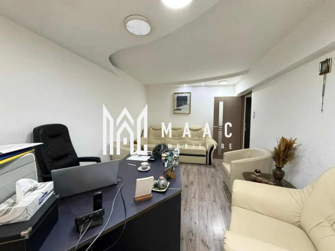 Apartament 2 camere I Decomandat I Parter I Calea Dumbravii - MAAC IMOBILIARE propune spre vanzare un apartament cu doua camere, situat la parterul unui bloc amplasat pe Calea Dumbravii. Locuinta este decomandata si cuprinde: living, bucatarie, dormitor, hol de acces, baie cu dus si geam de aerisire. Incalzirea se face cu centrala termica si calorifere. In spatele blocului sunt spatii amenajate pentru parcare. Apartamentul a fost folosit pentru activitati de birou. Pentru inchiriere ca rezidenta se pot face, la solicitare, completarile necesare la partea de mobilier (pat, etc). Nu sunt acceptate animale de companie. Se inchiriaza pe termen de minim 12 luni, de pe persoana fizica. Se percepe garantie in cuantumul unei chirii lunare. Zona asigura accesul imediat la centre comerciale, bancare, de invatamant, medicale, etc Statii pentru transportul in comun-in proximitate. O locatie confortabila, versatila, insorita! Pentru mai multe detalii precizati telefonic ca ati vazut anuntul cu ID: CP2885712 }}
