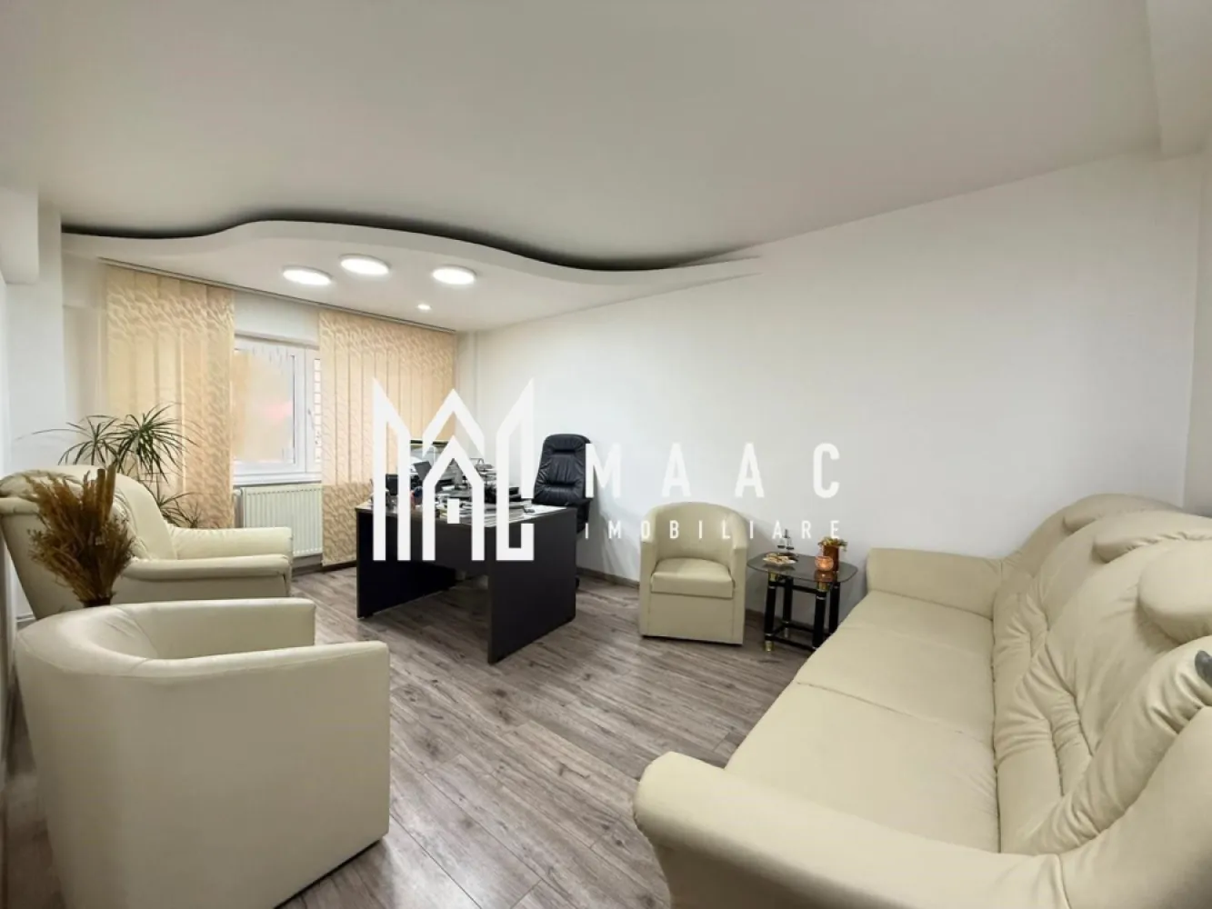 Apartament 2 camere I Decomandat I Parter I Calea Dumbravii - MAAC IMOBILIARE propune spre vanzare un apartament cu doua camere, situat la parterul unui bloc amplasat pe Calea Dumbravii. Locuinta este decomandata si cuprinde: living, bucatarie, dormitor, hol de acces, baie cu dus si geam de aerisire. Incalzirea se face cu centrala termica si calorifere. In spatele blocului sunt spatii amenajate pentru parcare. Apartamentul a fost folosit pentru activitati de birou. Pentru inchiriere ca rezidenta se pot face, la solicitare, completarile necesare la partea de mobilier (pat, etc). Nu sunt acceptate animale de companie. Se inchiriaza pe termen de minim 12 luni, de pe persoana fizica. Se percepe garantie in cuantumul unei chirii lunare. Zona asigura accesul imediat la centre comerciale, bancare, de invatamant, medicale, etc Statii pentru transportul in comun-in proximitate. O locatie confortabila, versatila, insorita! Pentru mai multe detalii precizati telefonic ca ati vazut anuntul cu ID: CP2885712 }}