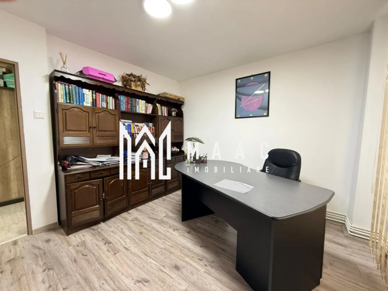 Apartament 2 camere I Decomandat I Parter I Calea Dumbravii - MAAC IMOBILIARE propune spre vanzare un apartament cu doua camere, situat la parterul unui bloc amplasat pe Calea Dumbravii. Locuinta este decomandata si cuprinde: living, bucatarie, dormitor, hol de acces, baie cu dus si geam de aerisire. Incalzirea se face cu centrala termica si calorifere. In spatele blocului sunt spatii amenajate pentru parcare. Apartamentul a fost folosit pentru activitati de birou. Pentru inchiriere ca rezidenta se pot face, la solicitare, completarile necesare la partea de mobilier (pat, etc). Nu sunt acceptate animale de companie. Se inchiriaza pe termen de minim 12 luni, de pe persoana fizica. Se percepe garantie in cuantumul unei chirii lunare. Zona asigura accesul imediat la centre comerciale, bancare, de invatamant, medicale, etc Statii pentru transportul in comun-in proximitate. O locatie confortabila, versatila, insorita! Pentru mai multe detalii precizati telefonic ca ati vazut anuntul cu ID: CP2885712 }}