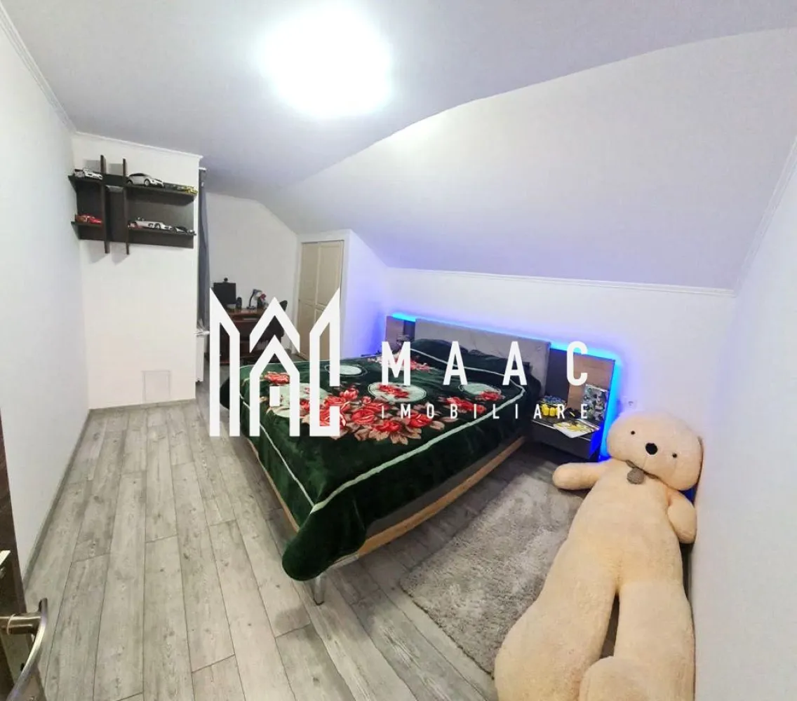 Casa 5 camere I Acces auto I Terezian - Propunem spre vanzare o casa cu 5 camere amplasata intr-o zona linistita, boema, din cartierul Terezian.

Locuinta, renovata de curand (2022) are regim de inaltime P+M si este structurata astfel: 
-parter- living, bucatarie, dormitor, hol acces, baie, casa scarilor. La exterior-terasa si camara.
-mansarda- 3 dormitoare, dressing, baie, hol. Doua din dormitoare au balcoane.

Casa are curtea comuna cu alte doua proprietati si se afla pozitionata in planul secundar, mai in spate, aspect ce-i confera un plus de intimitate.
Aferent casei- atelier si sogasimpron.

Se vinde mobilata/utilata. Are camere de supraveghere si este izolata termic.

In apropiere - centre comerciale, de invatamant, statii de transport in comun, etc

Pentru mai multe detalii precizati telefonic ca ati vazut anuntul cu ID: CP1975454